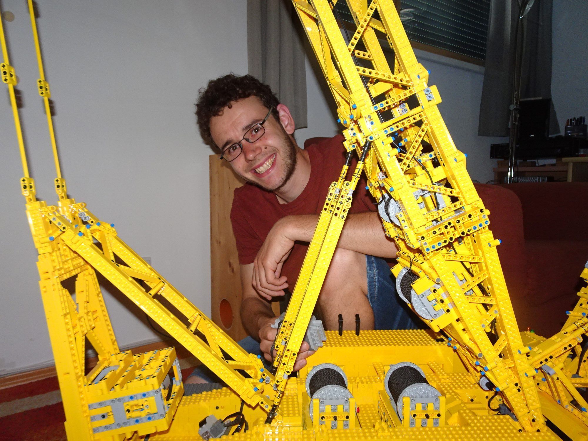 Simon Sohler in seinem Element - er baut für den Tag der offenen Tür bei Liebherr einen LR 13000 Raupenkran aus Lego.