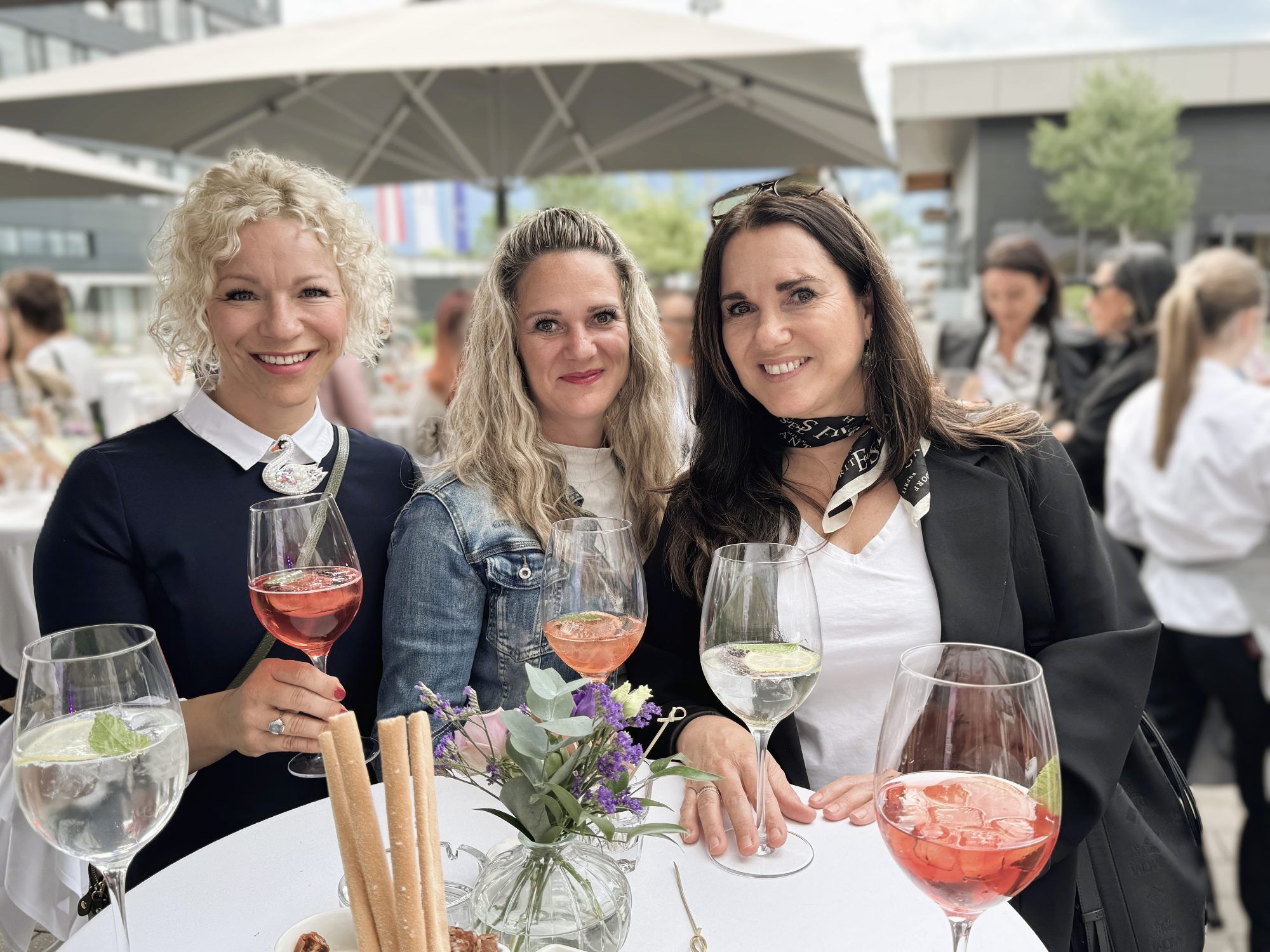 Martina Zimmermann mit Julia und Heidi Saltuari.