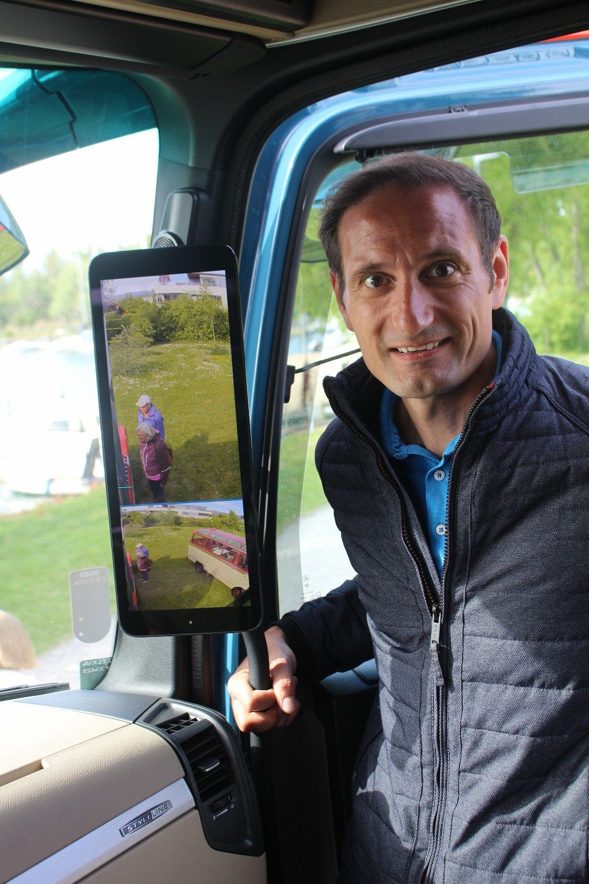 Herwig Vögel erläutert technische Innovationen des Mercedes eActros 600 – etwa die Bildschirme in der Fahrerkabine. Kameras übertragen darauf „Bilder im Rücken“ und ersetzen die Rückspiegel.
