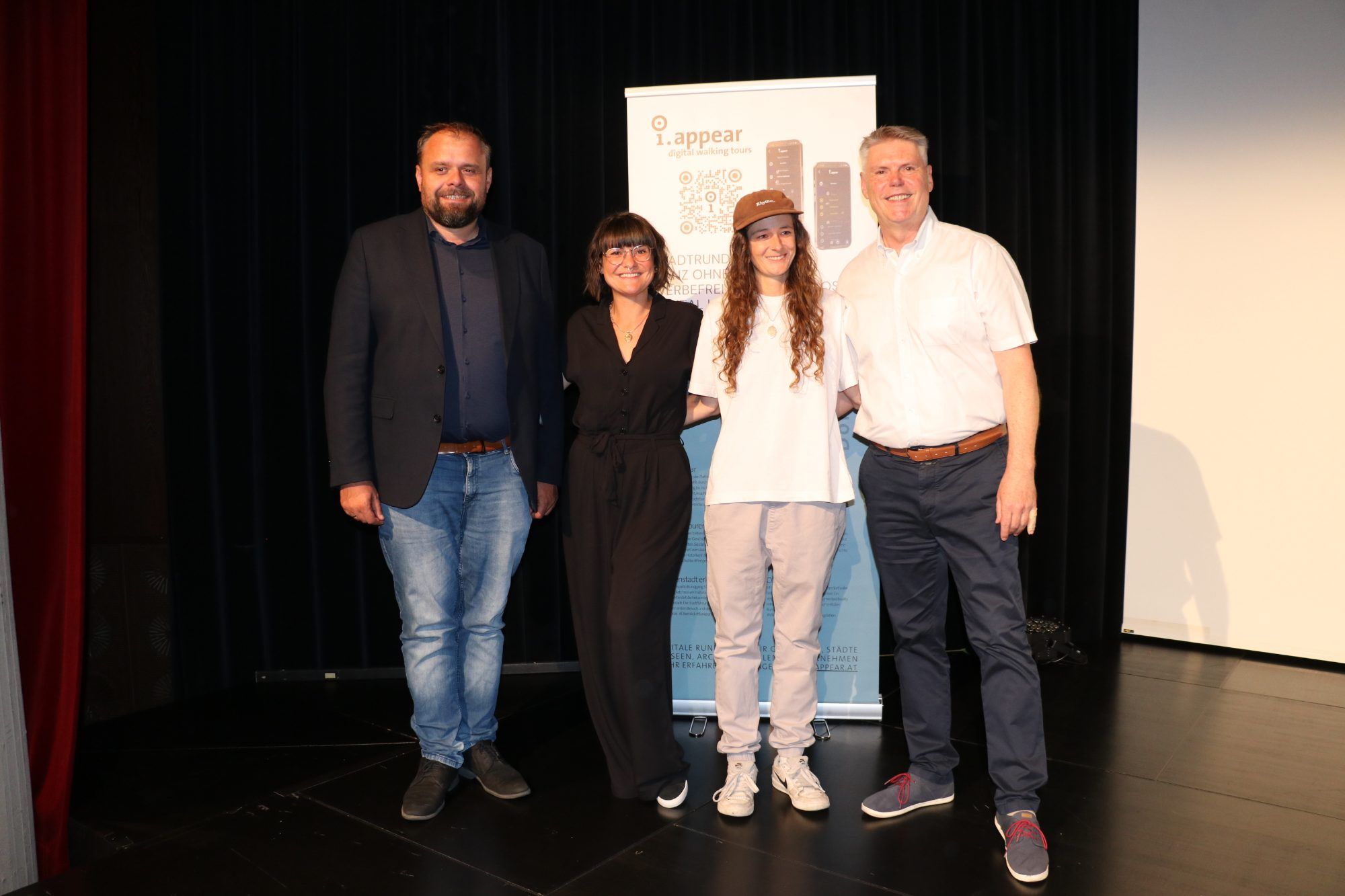 (Foto: Tumler) Bürgermeister Markus Fäßler, Marilena Tumler und Maggy Haidacher (i.appear) und Stadtarchivar Werner Matt bei der Präsentation des neuen digitalen Rundgangs..