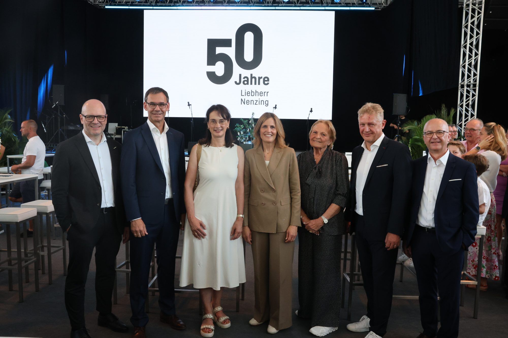 Liebherr-GF Markus Schmidle, LH Markus und Sonja Wallner, Patricia Rüf, Isolde Liebheerr, Bgm. Michael Hartmann und Liebherr-GF Stefan Maier.