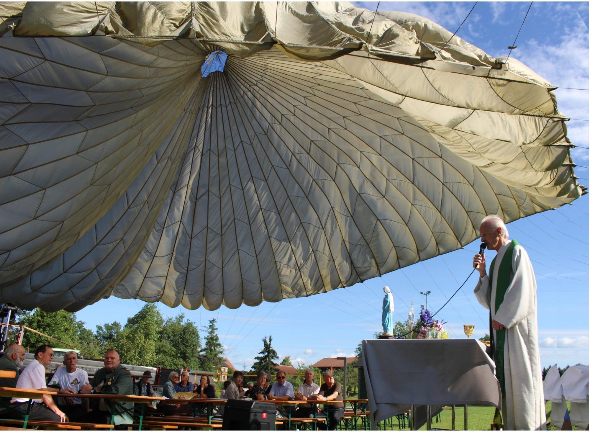 Pfarrer Peter Loretz erinnerte in seiner Predigt an die traditionellen Verbindungen von Kirche und Schützen, die man nicht von ungefähr vielerorts als „Üsa Herrgottsschützen“ bezeichnet.