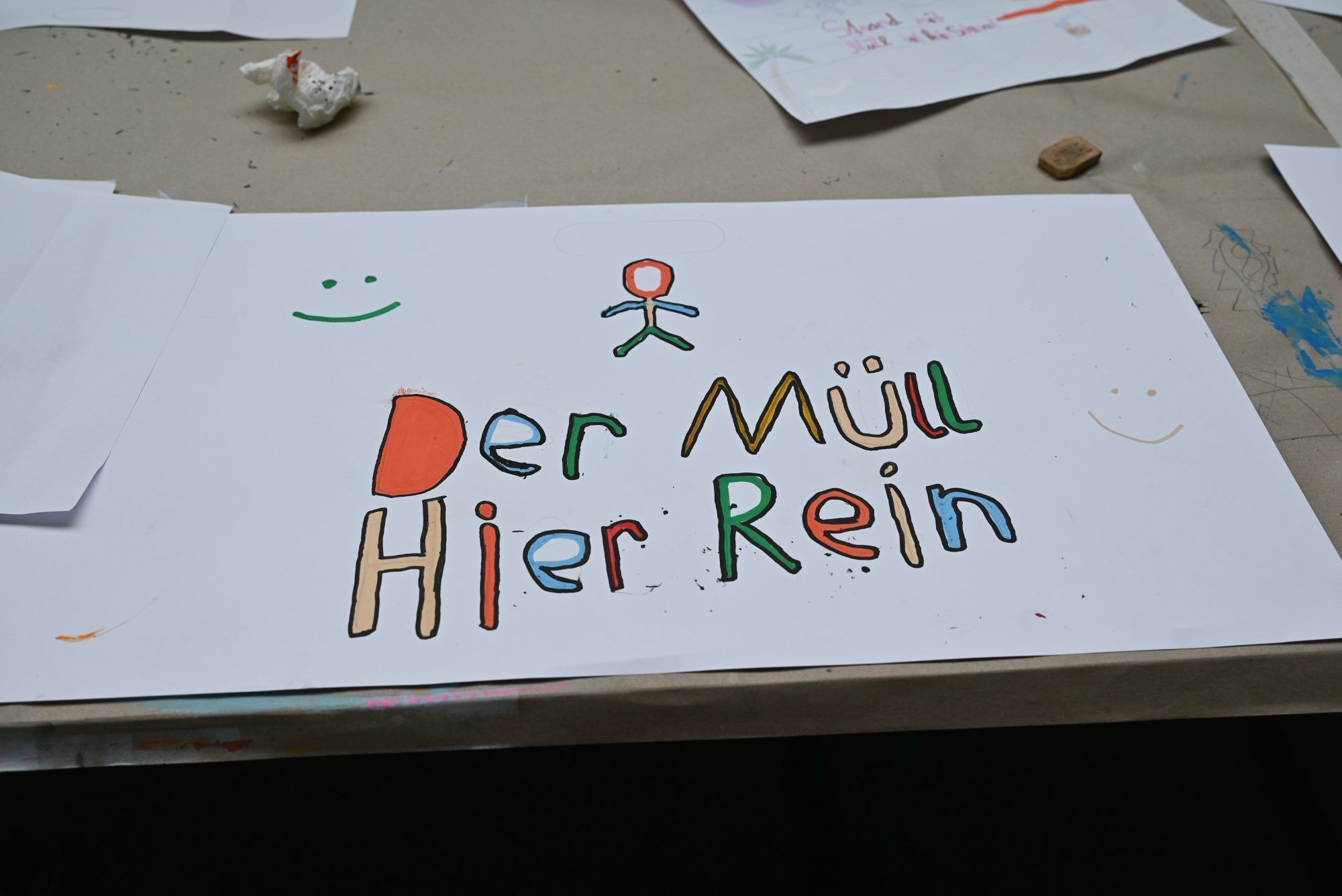 Manche Kinder haben klare Botschaften auf ihren Papierbogen angebracht.