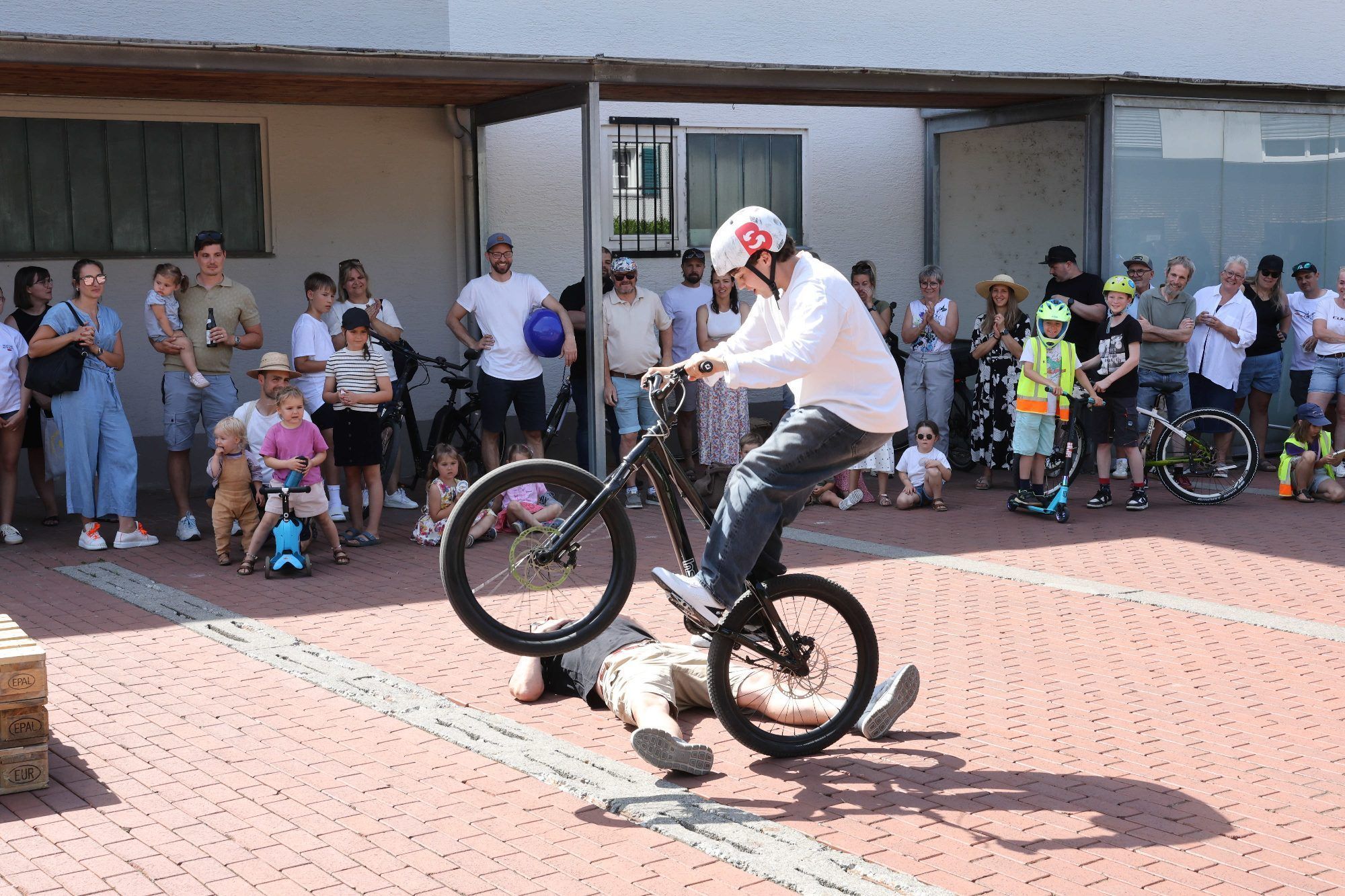 Volle Beherrschung der Sportgeräte.