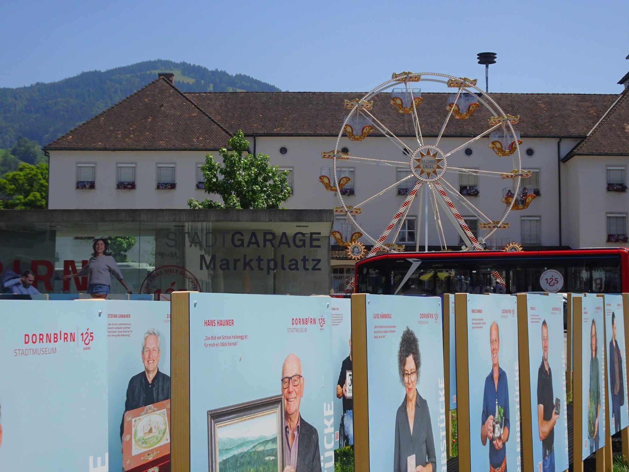 Vor dem Rathaus dreht sich anlässlich des großen Stadtfestes ein Riesenrad.