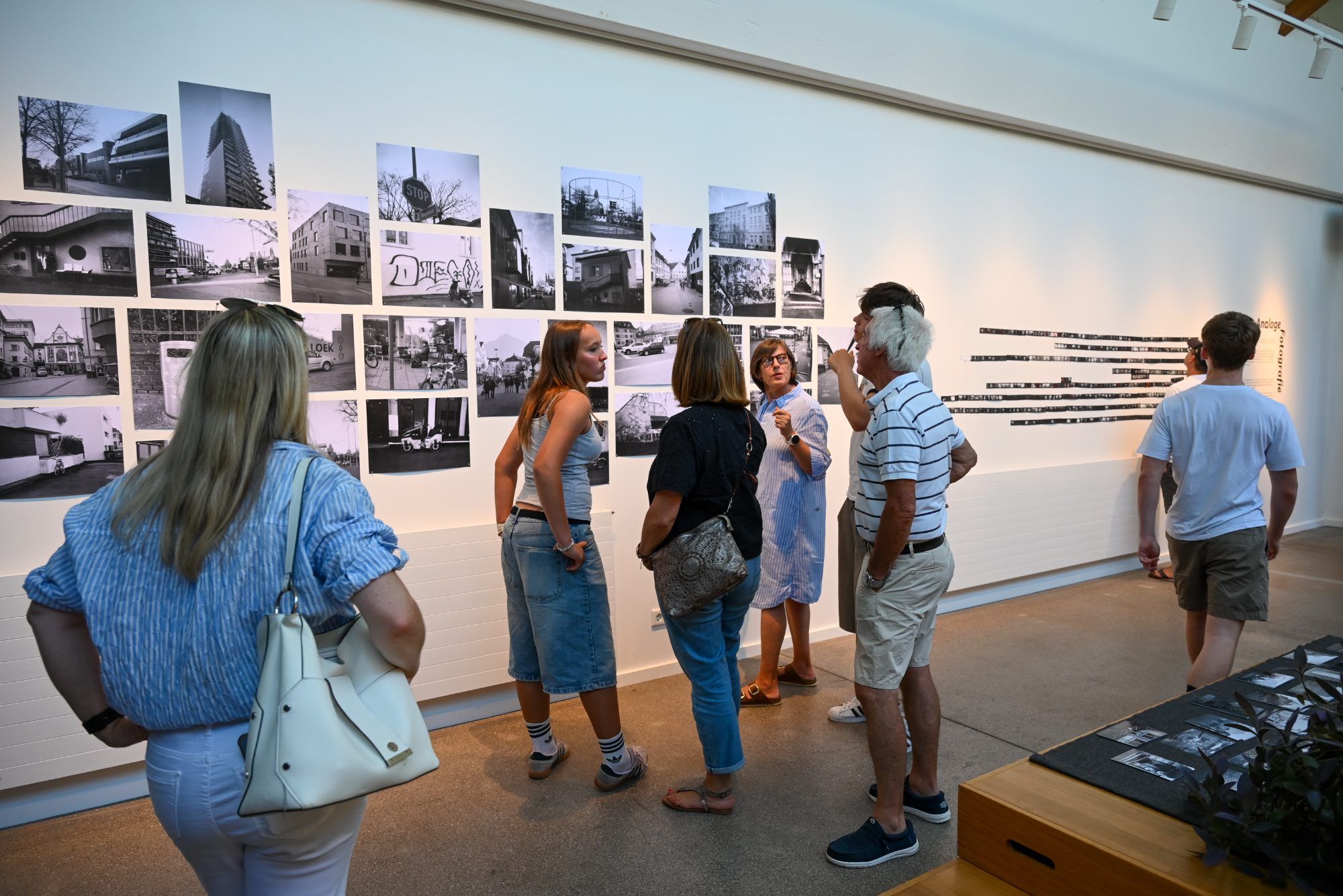 Die Schüler führten durch die Ausstellung und erklärten den Gästen ihre Fotos.