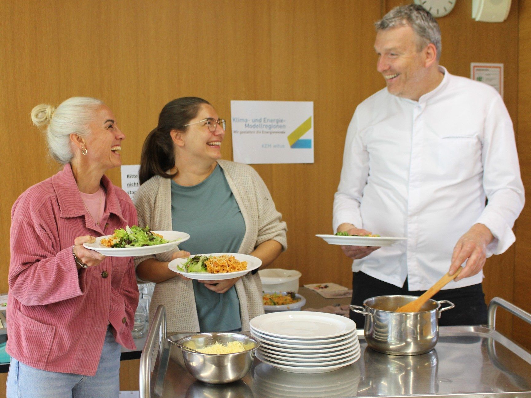 Auch Karoline Berchtold und Katja Carbonare lassen sich Wolfgang Mätzlers regionales Menü schmecken.   