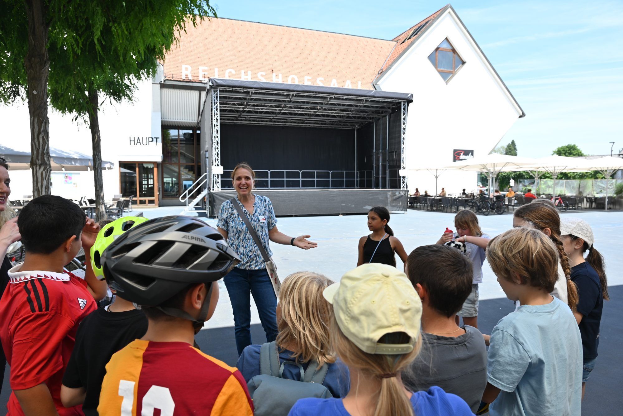 Austria Guide Vreni König führte eine Schulklasse durch Lustenau und lud zum Entdecken der Geschichte ein.
