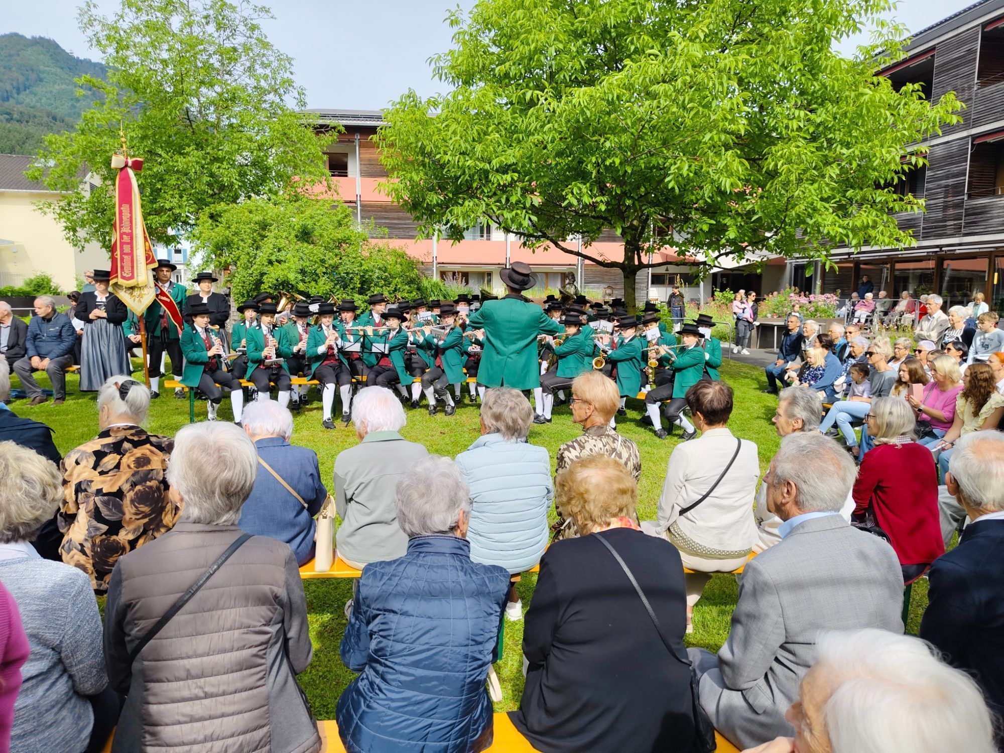 Feierlicher Auftakt zum Fronleichnamsfest im Garten des Sozialzentrums Frastanz.