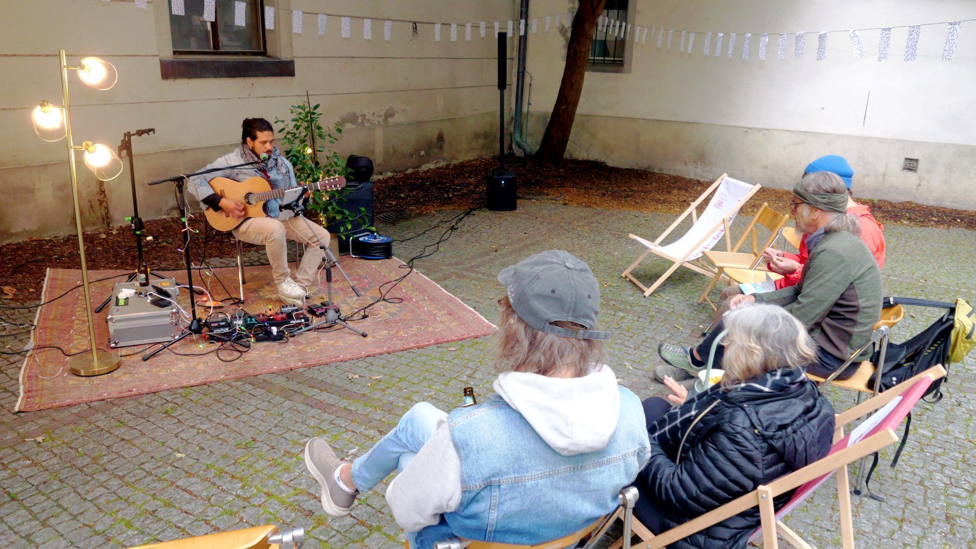 Kleidertausch und Live-Musik vom Feinsten zog viele Gäste in den kleinen Gymnasiumhof.