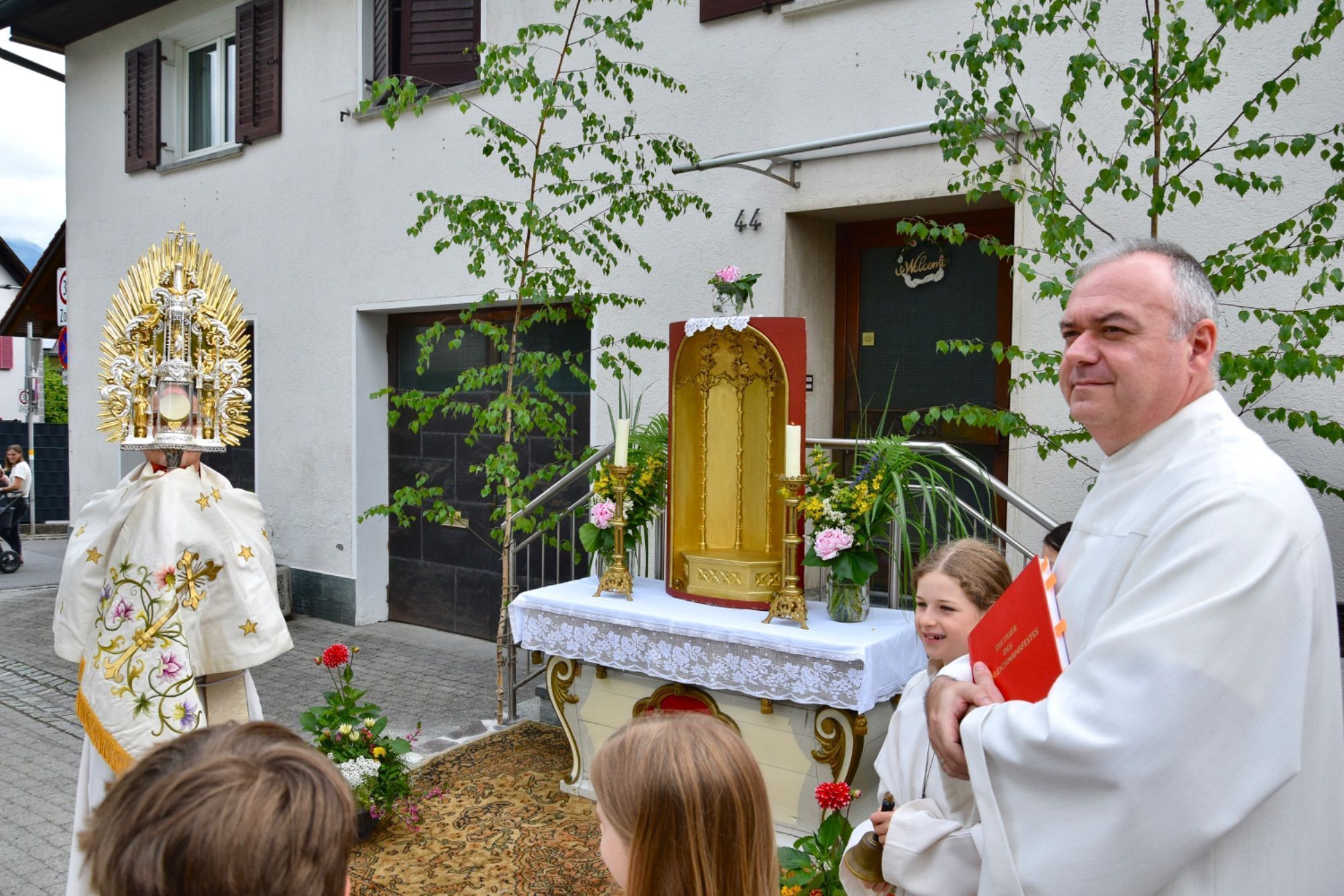 Pater Guido erbittet Gottes Segen mit der Monstranz - rechts im Bild: Pfarrgemeindeleiter Mladen Milic (Bürs).