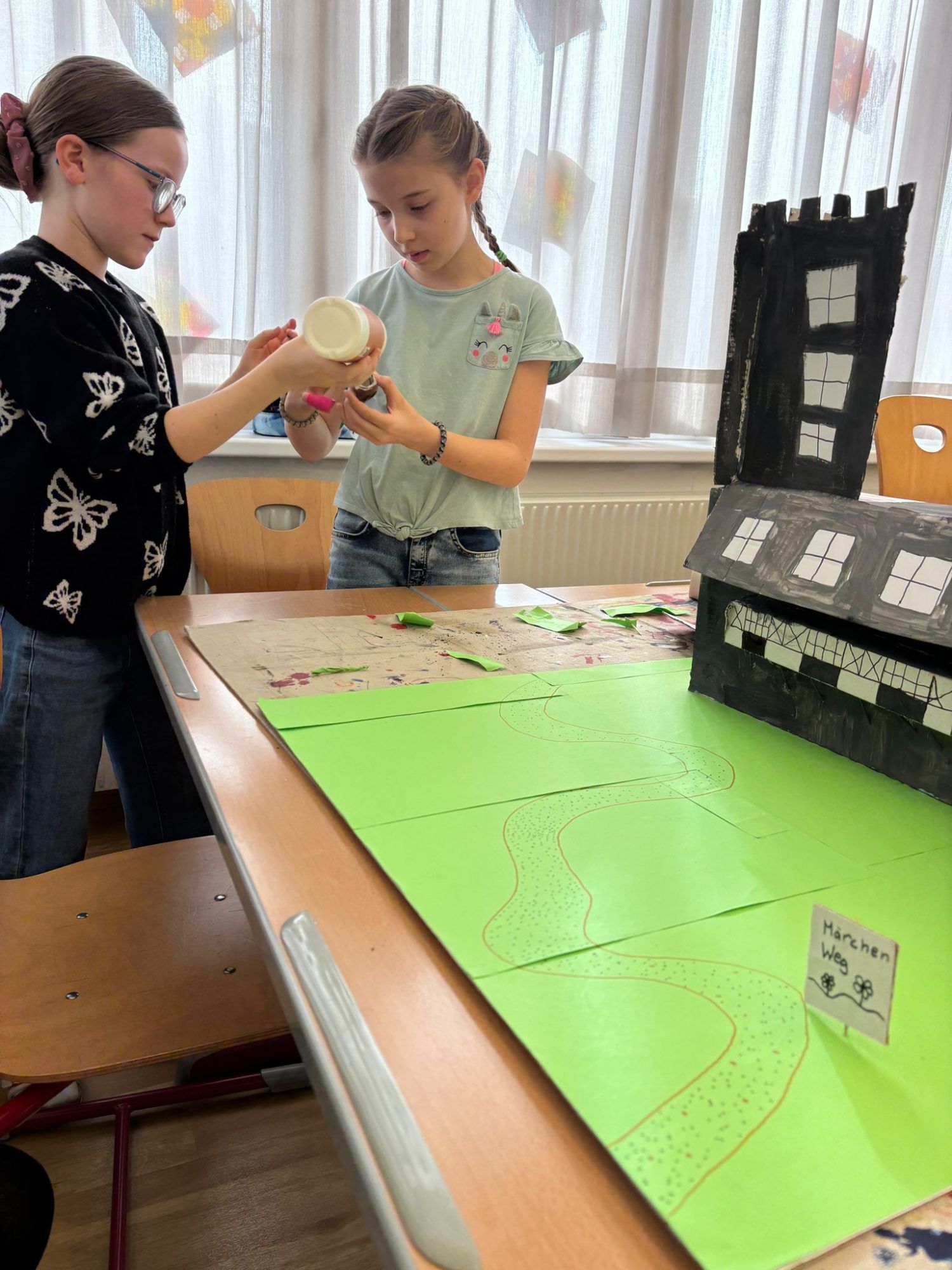 Flora und Valentina bauten ein Modell des Schlosses nach. (Foto: 1c Klasse)