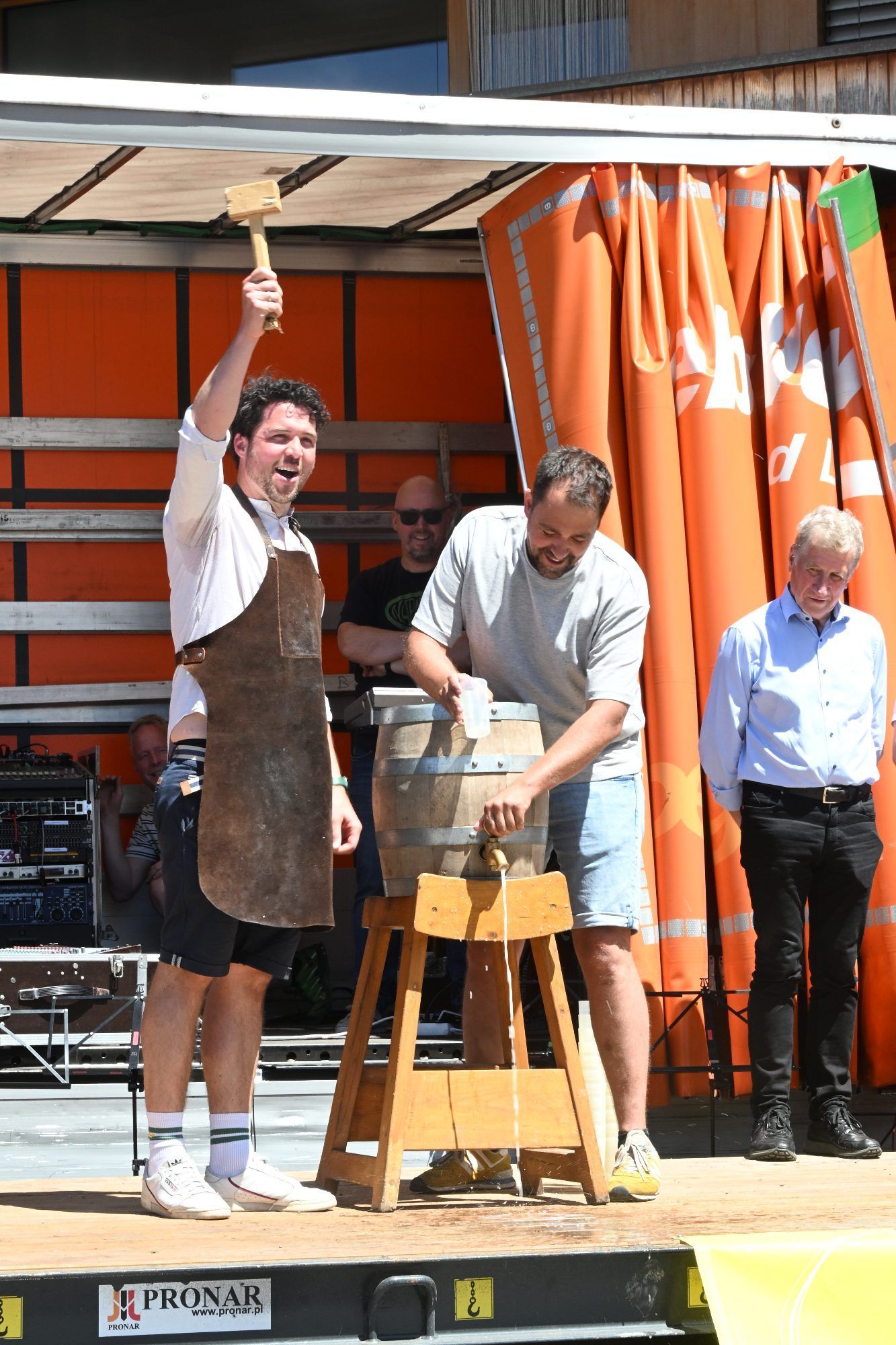 Faßanstich durch BM Marc Meusburger und Lukas Dorner