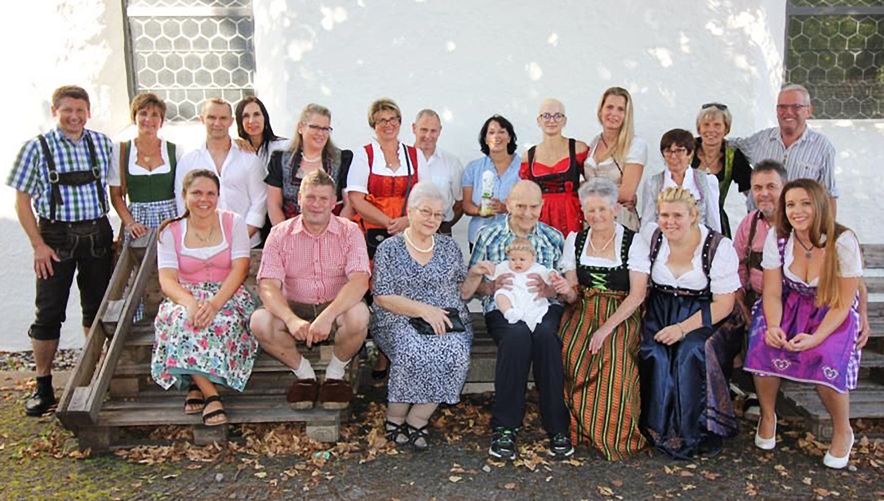 Ein großes Familienfest: Erna (vorne in der Mitte) bei der Taufe eines ihrer Enkelkinder.