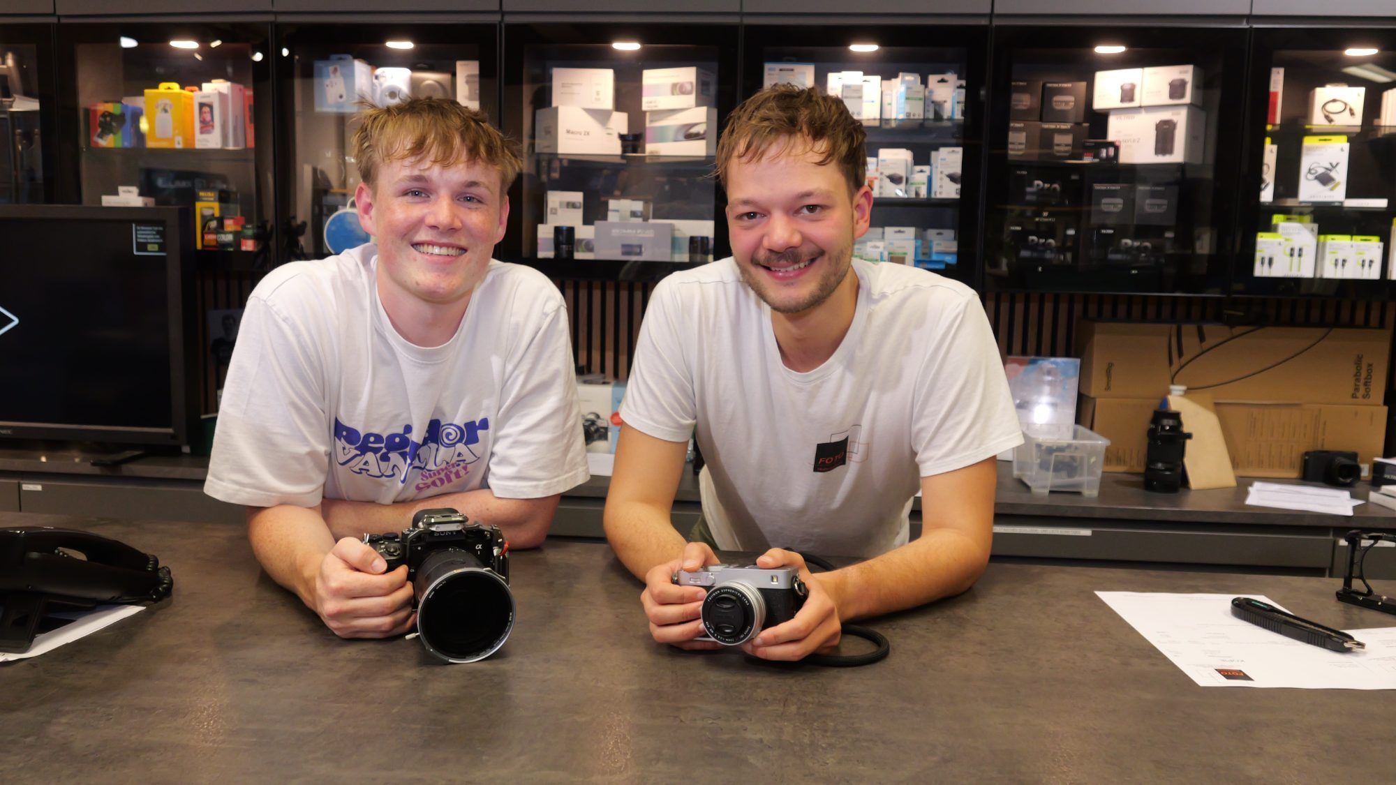Bei Foto Hebenstreit hielten Jakob Scherrer und Tobias Gmeiner die neuesten Kameras bereit.
