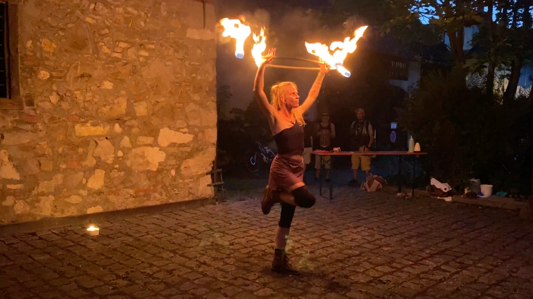 Beeindruckende Feuershow mit Cindarella.