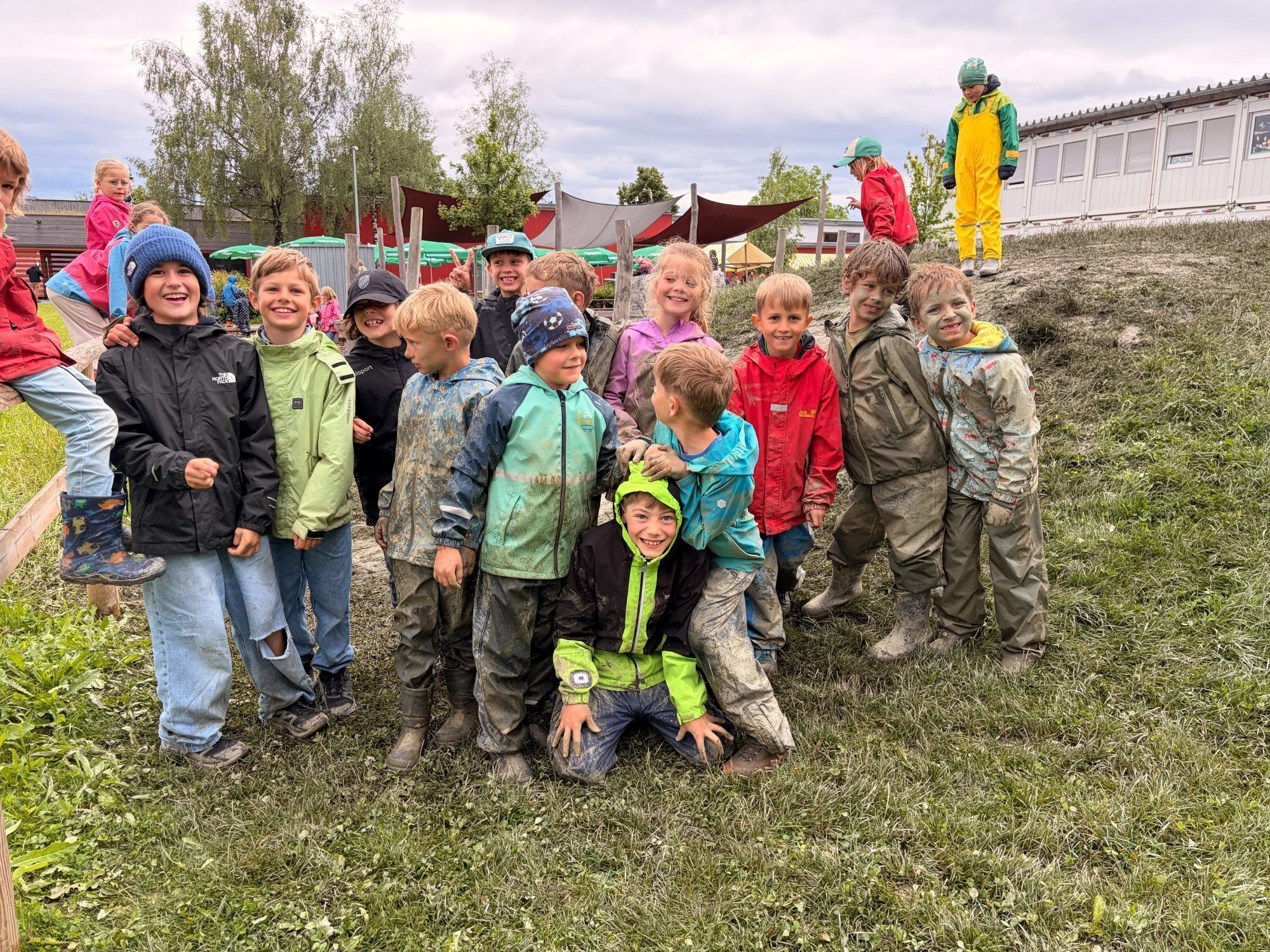Pure Freude hatten die Kinder beim Rutschen im Dreck. 