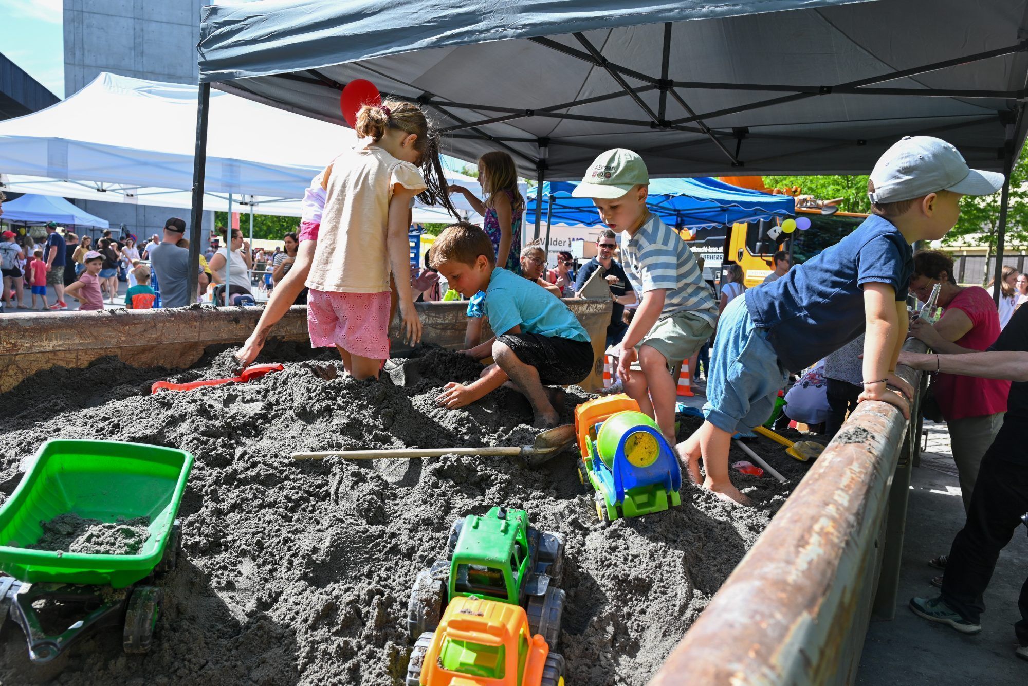Ein großer Sandkasten lud zum Verweilen ein.