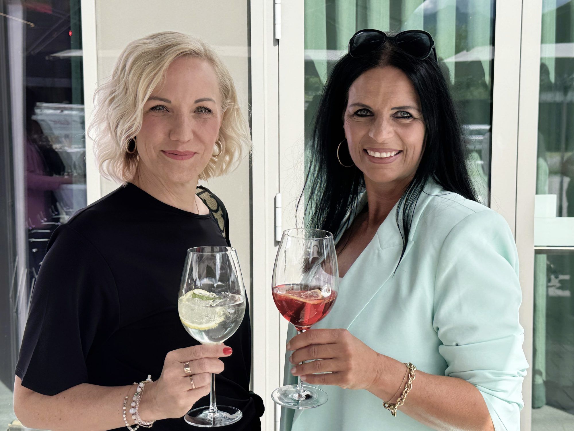 Singer-Songwriterin Ingrid Hofer mit Farb-und Stilberaterin Daniela Erath-Mohr.