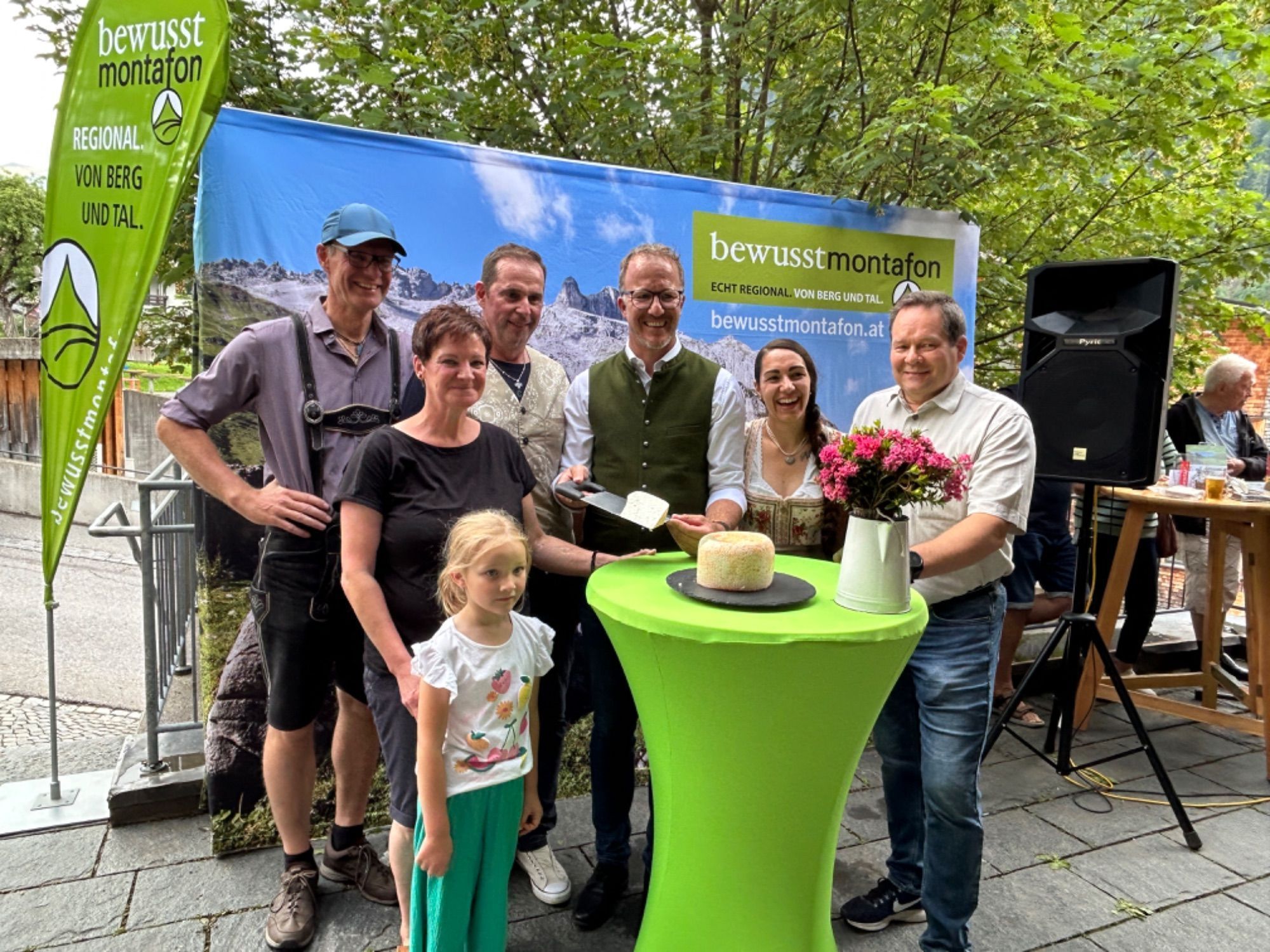Thomas Kessler, Nadine Düngler, Thomas Hildbrand, Christin Gantner, Elisabeth Kuster und Fritz Metzler beim Anschnitt