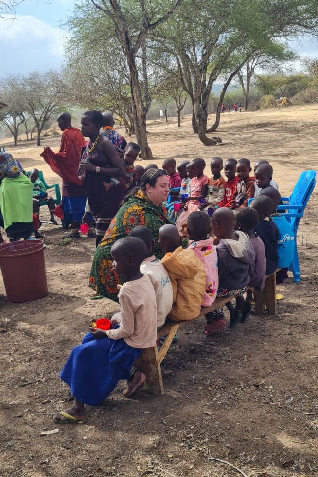 Kinder des Kindergartens in Mgora beim Mittagessen