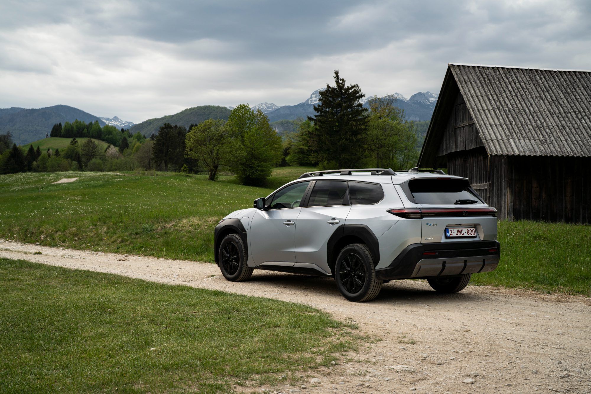 Mit Rucksack wirkt das Design des bZ4X vor allem in der Heckansicht sogar harmonischer als das seines Hatchback-Pendants