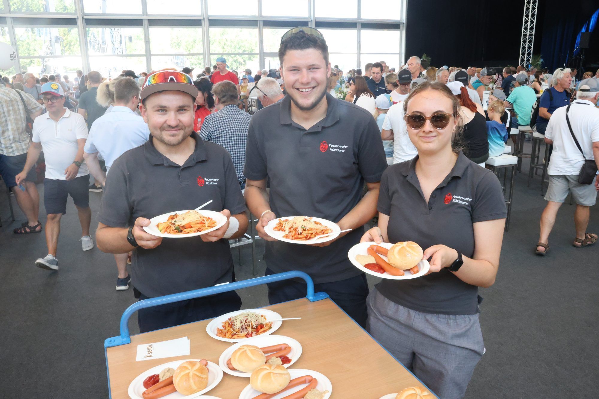 Simon Dressel, Clemens Hebein und Annika Wachter von der Feuerwhr im Hilfseinsatz.