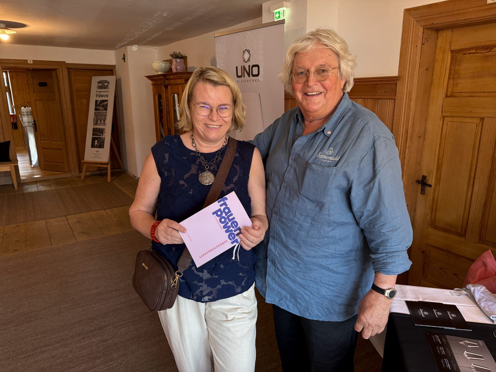 Gläserspezialist Gerhard Illek kam mit Tochter Sigrid Richter (Sophienwald