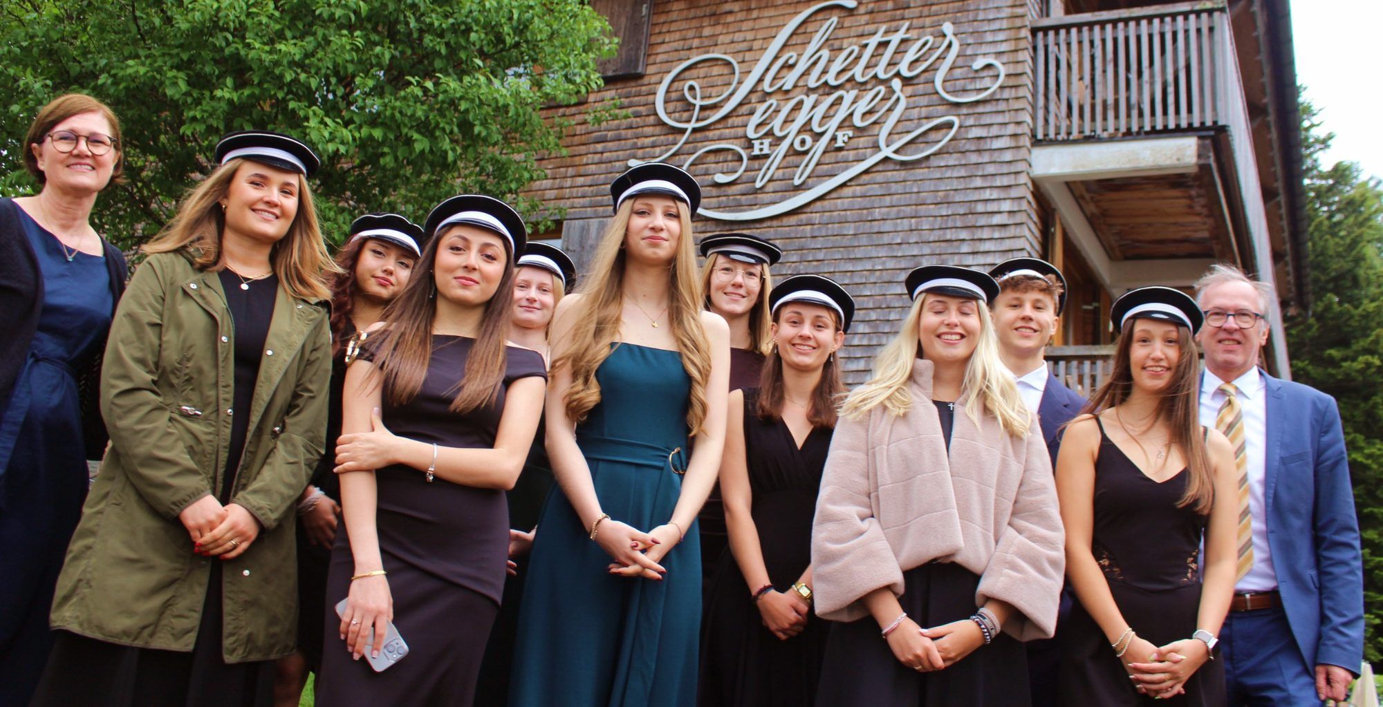 Gleich sieben Schülerinnen und Schüler der HAK maturierten mit Auszeichnung (a), vier mit gutem Erfolg (g) – v. l.: Lena Maria Kaufmann (a), Elena Maier (a), Sultan Simsek (g), Lena Bereuter (a), Alina Dorner (g), Ella Metzler (a), Laura Rubner (a), Janina Feurstein (g), Sebastian Metzler (a) und Verena Nardin (g). Auf dem Bild fehlt Finn Kuntzer (a).     