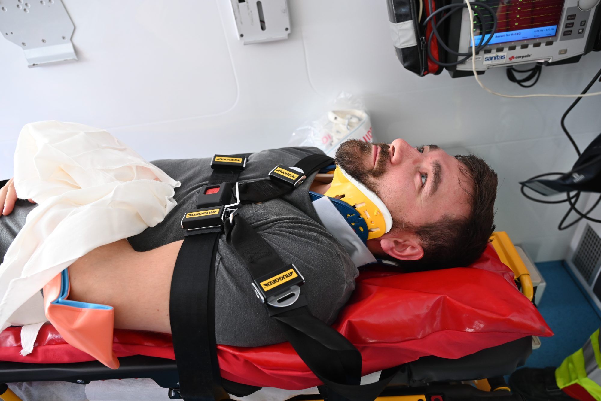 Der Patient wurde nach dem Fahrradunfall mit Verdacht auf einen Schädelbasisbruch ins Krankenhaus gefahren.