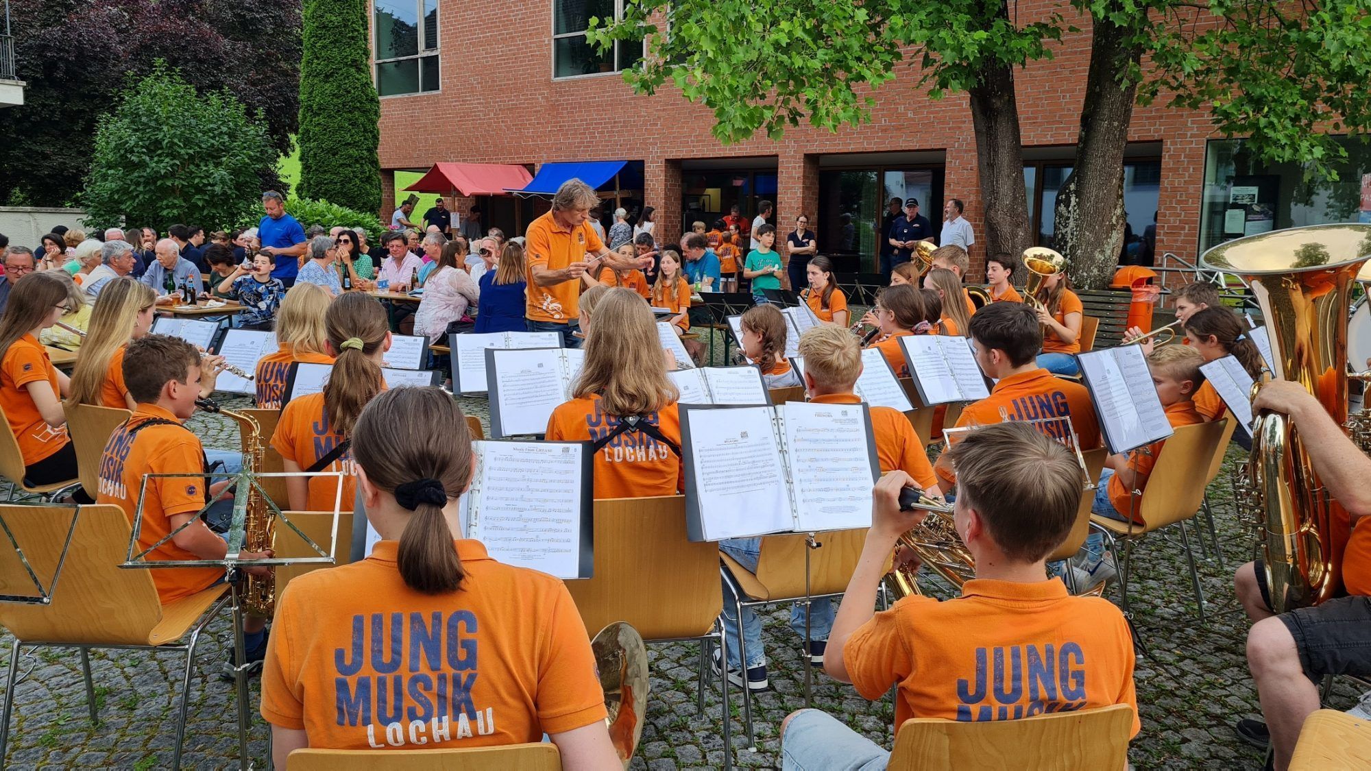 Die Jugend des MV Lochau, die „Rasselbande“ und die „Jungmusik Lochau“, hat beim geselligen „Sommerfest“ der Lochauer Pfarrgemeinde ihren großen Auftritt.