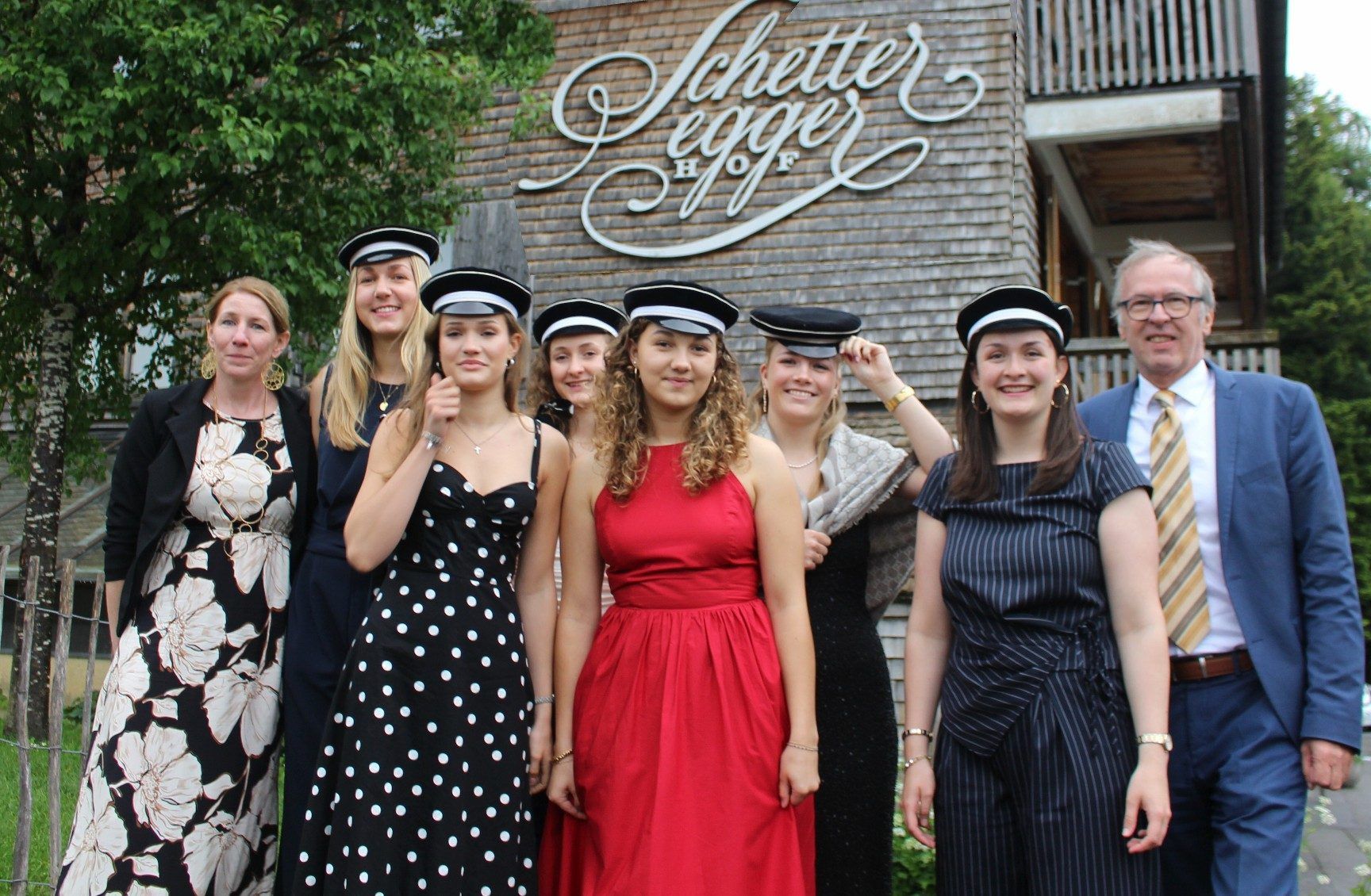 Die besten aus der HLT v. l.: Tamara Moosbrugger maturierte mit ausgezeichnetem Erfolg, Annika Steurer, Elena Berlinger, Ella Marie Dür, Lisa Kopf und Helena Albrecht mit gutem Erfolg.