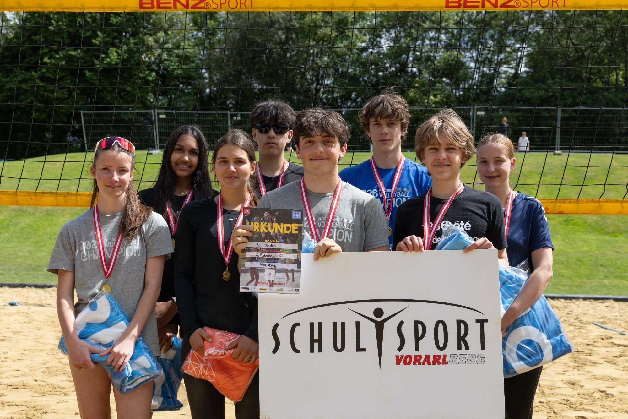 Das Team vom BG Dornbirn gewann den Schulbeachcup der Oberstufenschüler. Sie fahren nun zur Bundesmeisterschaft nach Innsbruck. (Quelle: Rainer Schallert)