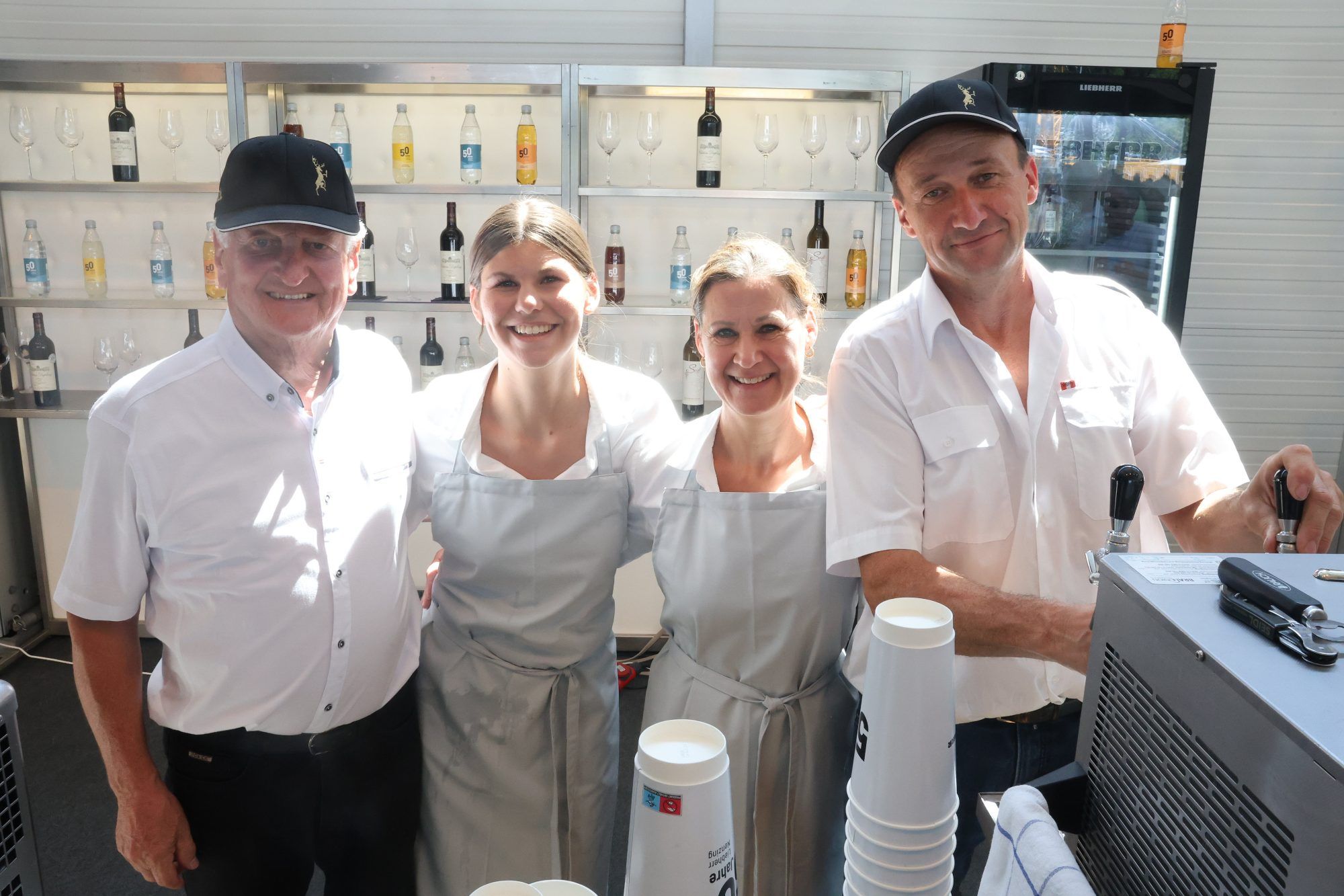 An einem der Verpflegungstände: Herbert, Viktoria, Petra und Franz.