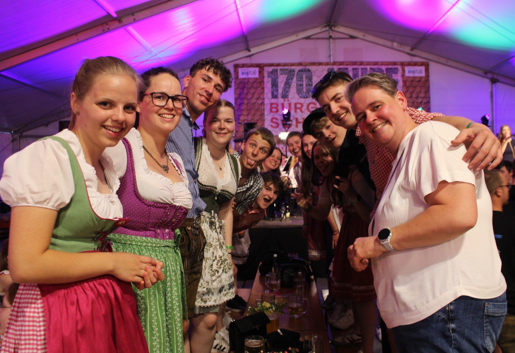 In Dirndl und Lederhosen feierten viele das Jubiläum der Schwarzacher Bürgermusik mit – und wurden dabei immer wieder im wahrsten Sinne des Wortes „von den Sitzen gerissen“ . . .
