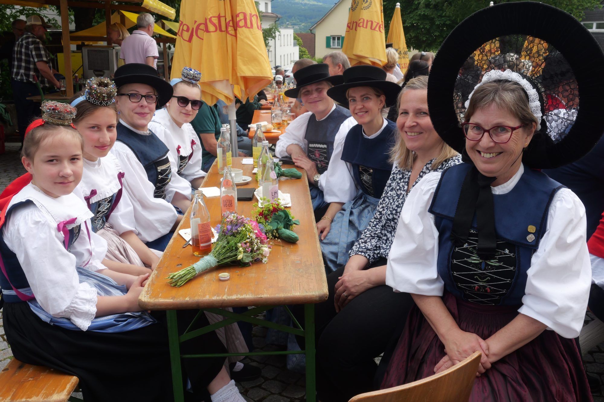 Der Trachtenverein Frastanz feierte am Kirchplatz mit..