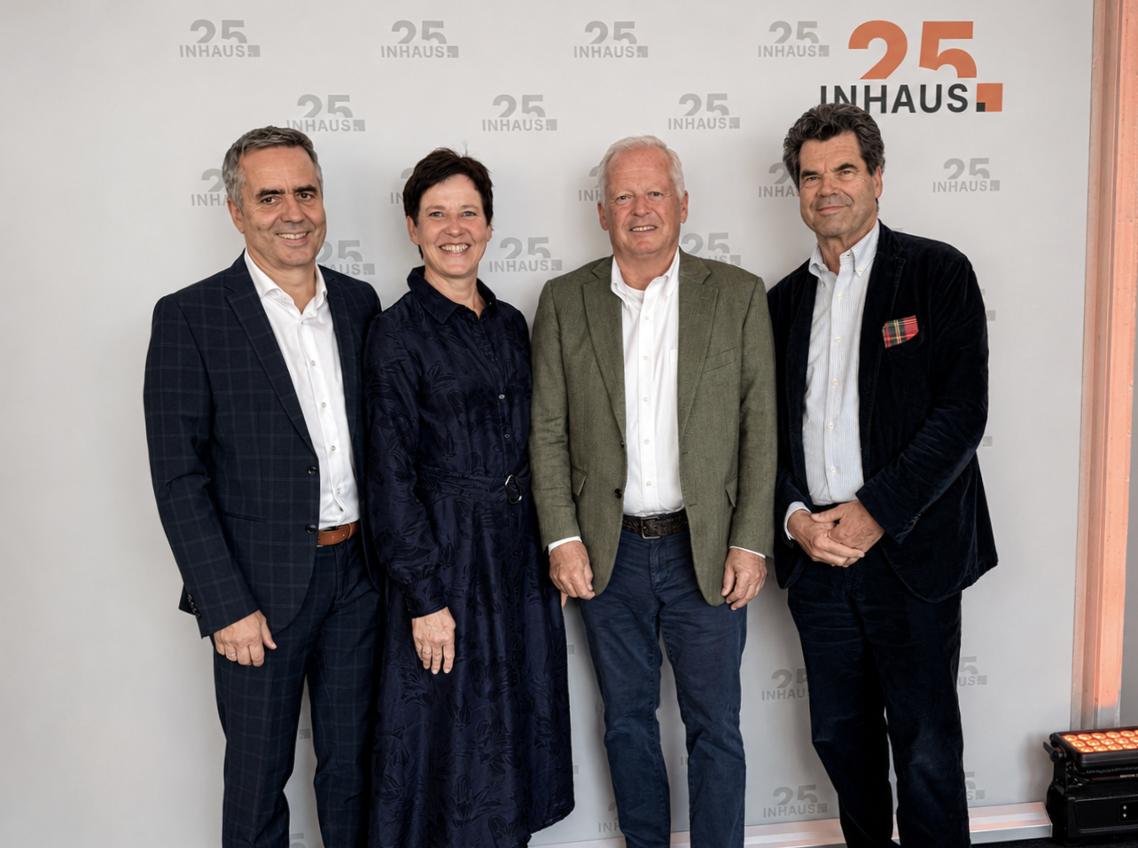Der Geschäftsführer der INHAUS Gruppe Robert Küng mit Gattin Claudia mit den Vertretern der Gesellschafter Nick Huber und Marbod Lingenhöle bei den Feierlichkeiten.