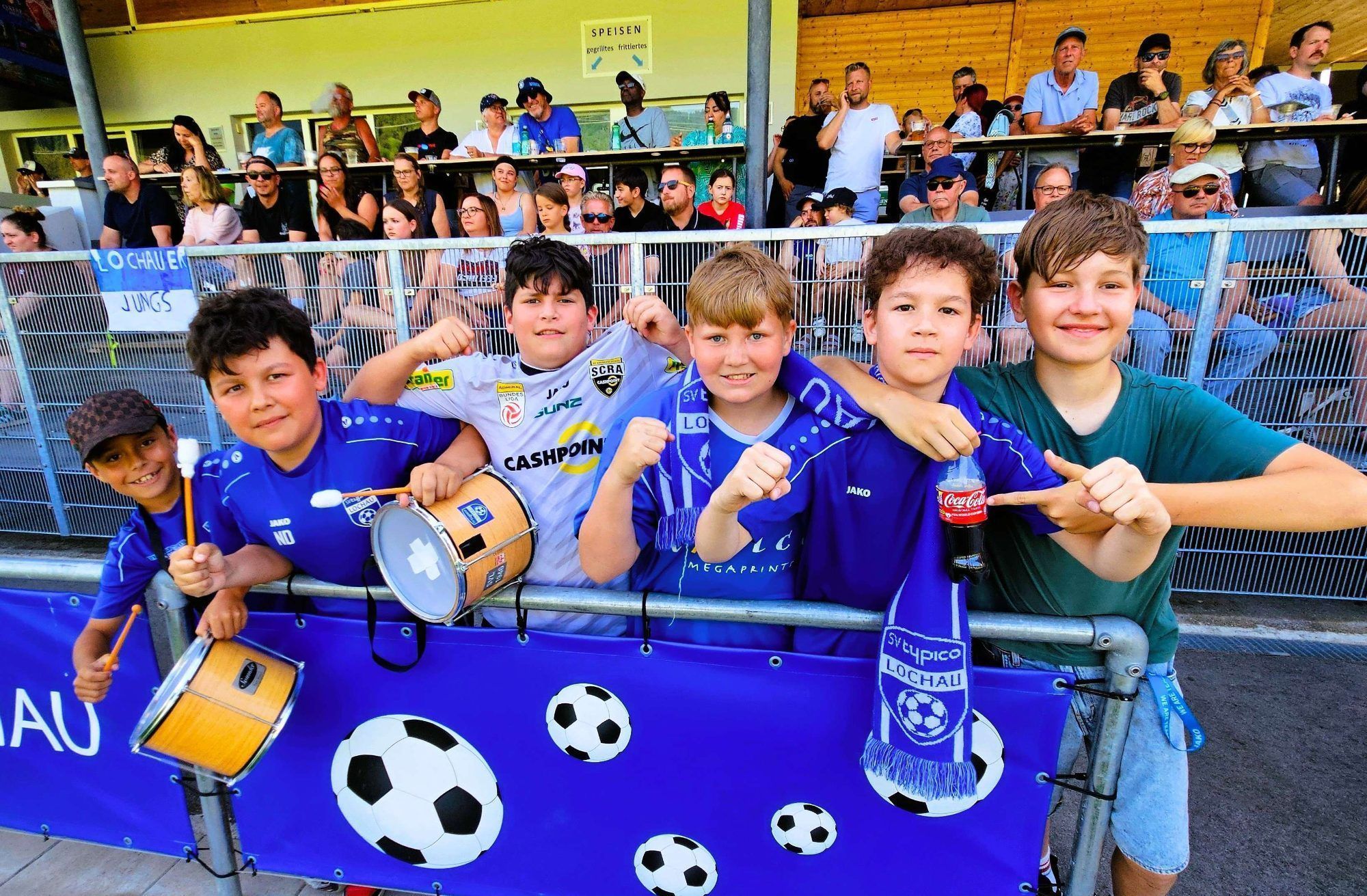 Ein volles Haus und beste Fußballstimmung: Die begeisterten Fans des SV typico Lochau, Jung und Alt, freuen sich bereits auf das nächste tolle Heimspiel am 3. Juni im Stadion Hoferfeld gegen die Amateure von Austria Lustenau.