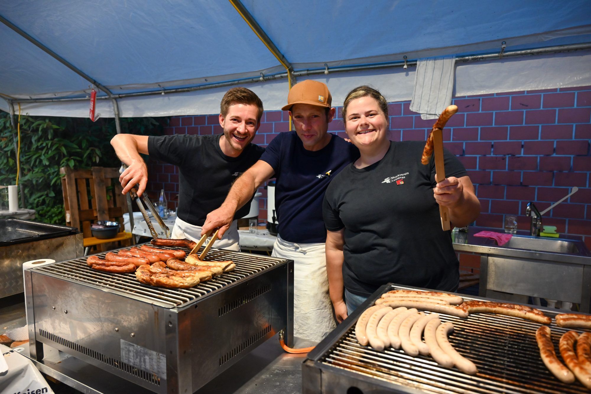 Obfrau Pamela Baric (rechts) packte mit an und versorgte die Gäste mit Leckerein vom Grill.