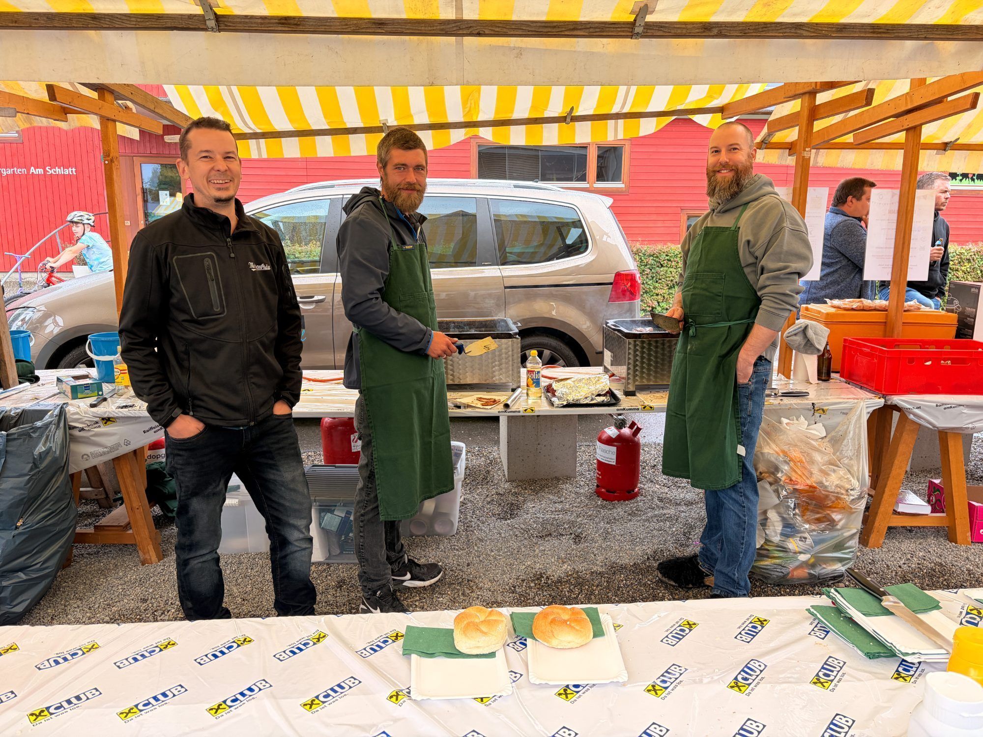 Die Männer grillten, was das Zeug hielt. 