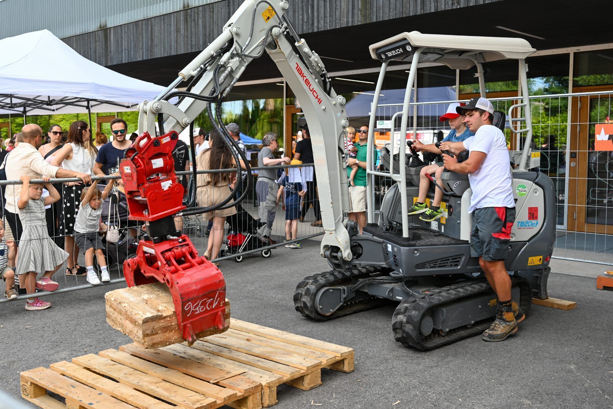 Kinder durften sich beim Feuerwehrfest auch beim Baggerfahren üben.