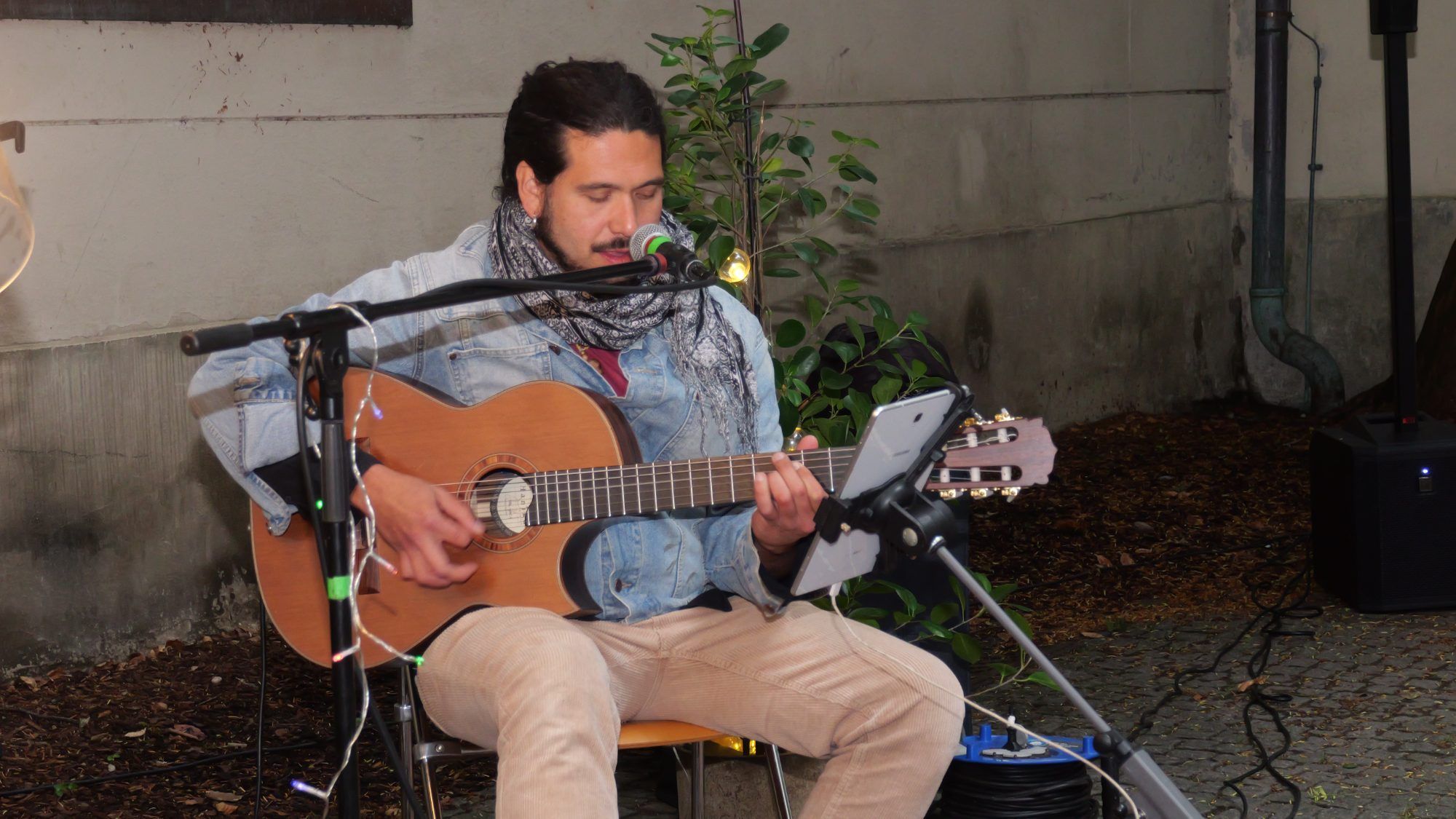 Beim Hofkonzert mit Matias Collantes im kleinen Gymnasiumhof gab es sonnigen Latin-Sound.
