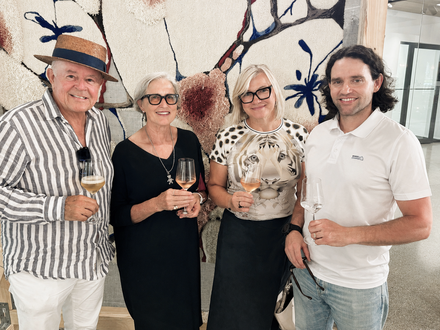  Hannes Schneider mit den Ausstellungsbesuchern Marlene, Swetlana und Christopher.