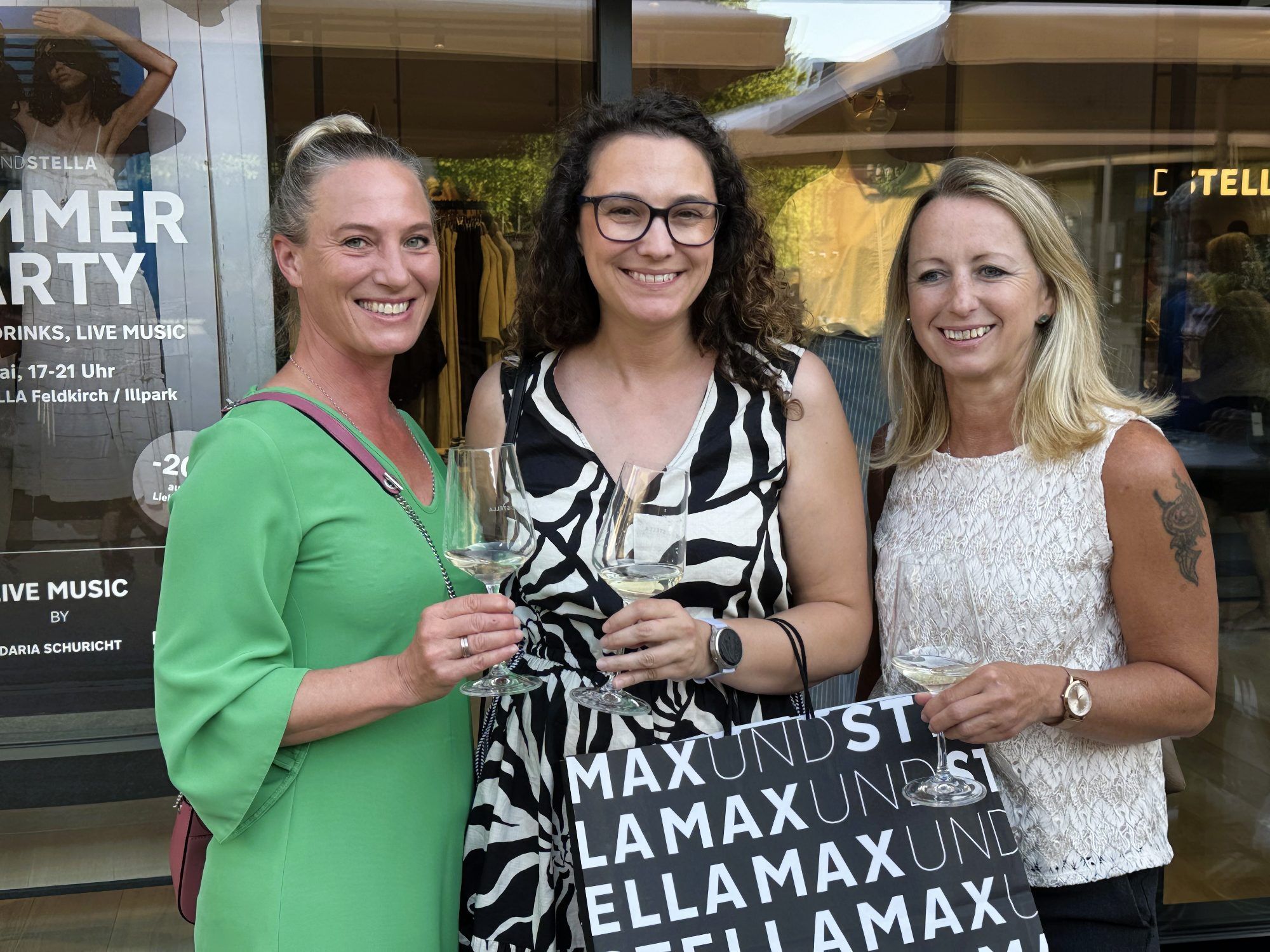 Jasmin, Angelika und Colette haben eine gute Zeit.