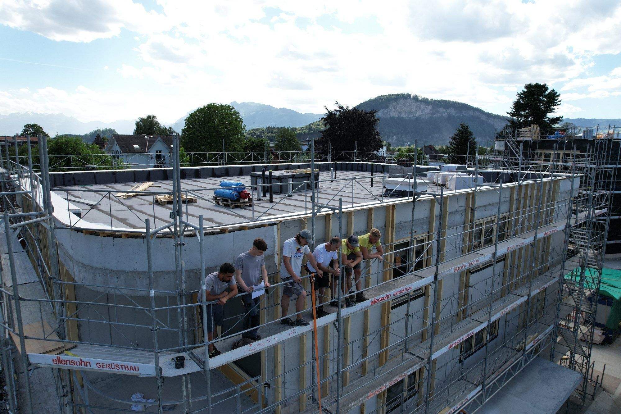 Die am Hochziehen und Setzen des Firstbaums beteiligten Handwerker.