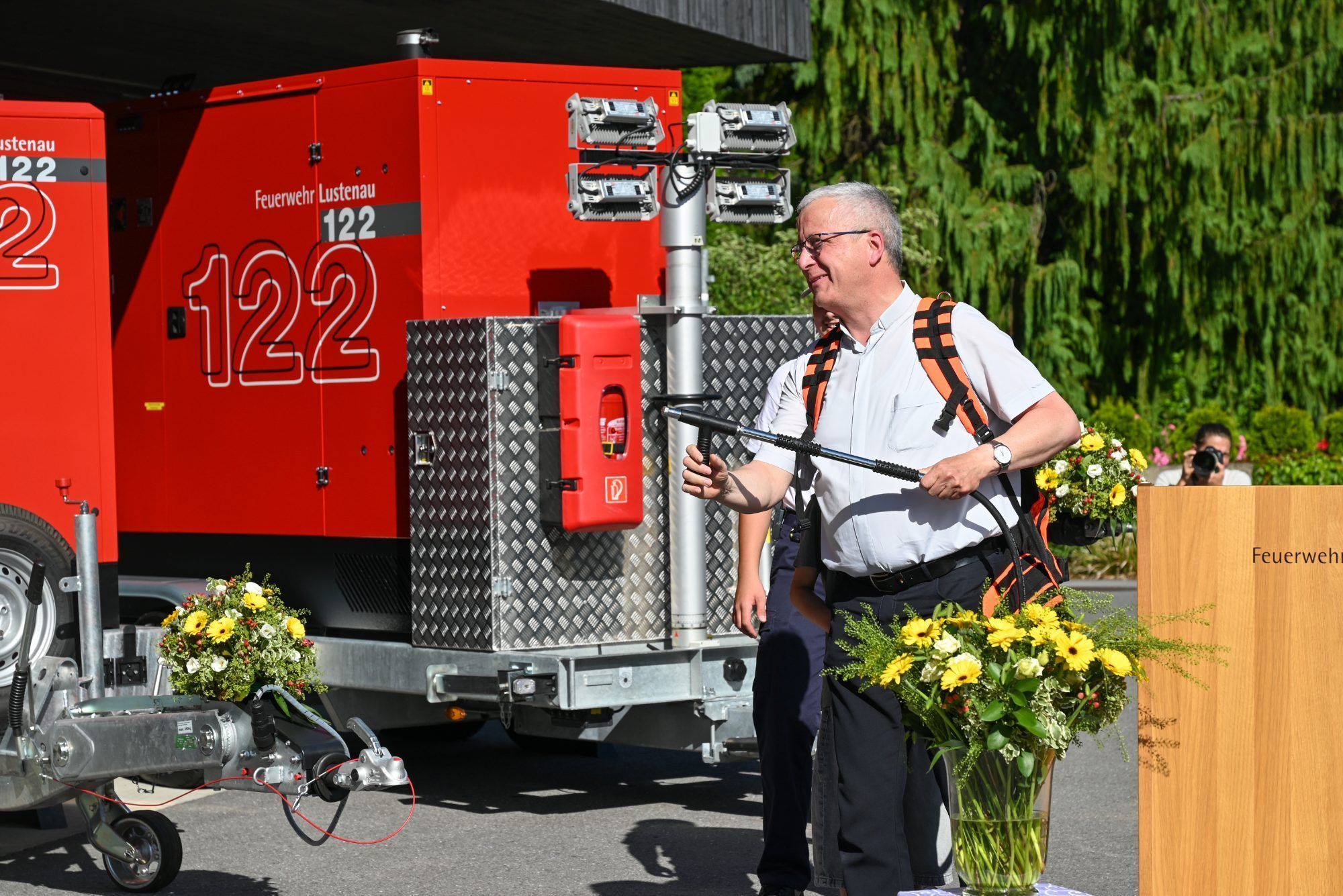 Pfarrer Thomas Sauter erhielt von der Feuerwehr einen Löschrucksack und konnte damit die Segnung vollziehen.