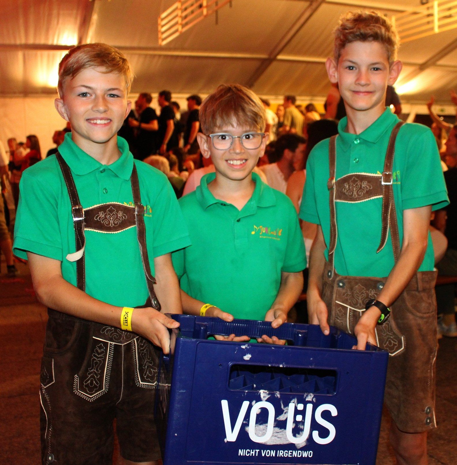 Zum Gelingen des Jubiläumsfestes trugen auch die Jüngsten bei. Noah, Mateo und Max sorgten mit den Kolleginnen und Kollegen der Jungmusig dafür, dass das Festzelt stets sauber aufgeräumt war.