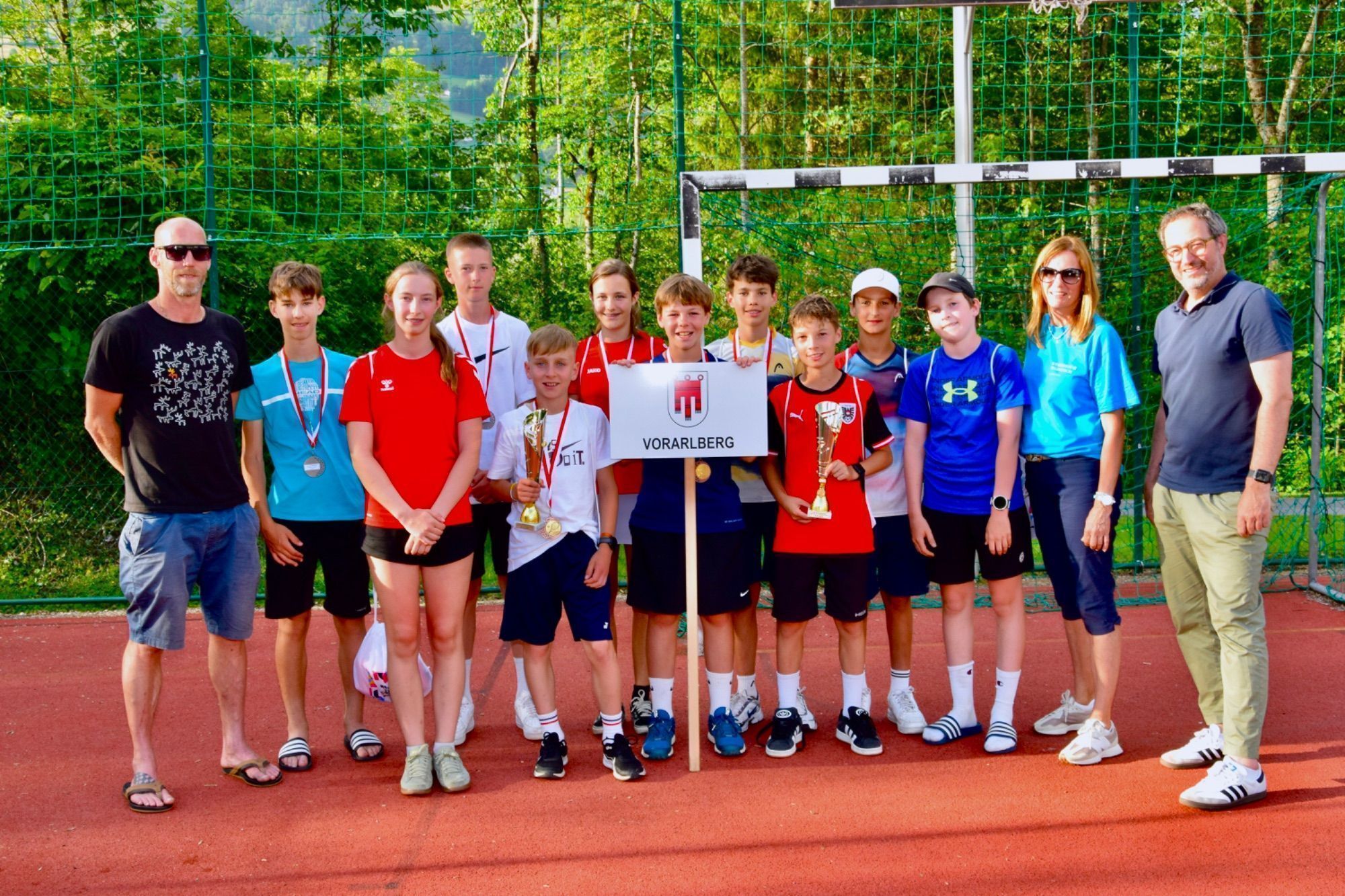 Beim Tennisschulcup belegte das Bundesgymnasium Feldkirch Rebberggasse (betreut von Petra Ess-Scharf, 2. v. r) den achten Platz, die Sportmittelschule Rankweil West (betreut von Dieter Rankl, l.), den zehnten Platz. VTV-Präsident Wolfgang Hämmerle (r.) gratulierte.
