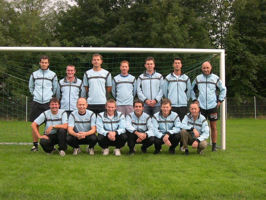 Die Nachwuchstrainer im Meisterschaftsjahrjahr 2005/2006: Thomas Schmölzer, Christof Grones, Markus Feldkircher, Arno Petermann, Wolfgang Turner, Antonio Tricarico und Marco Bologna (hinten von links); Werner Köhldorfer, Walter Fürpass, Jürgen Amann, Antonio Galisteo, Werner Rusch und Walter Rutard (vorne von links).