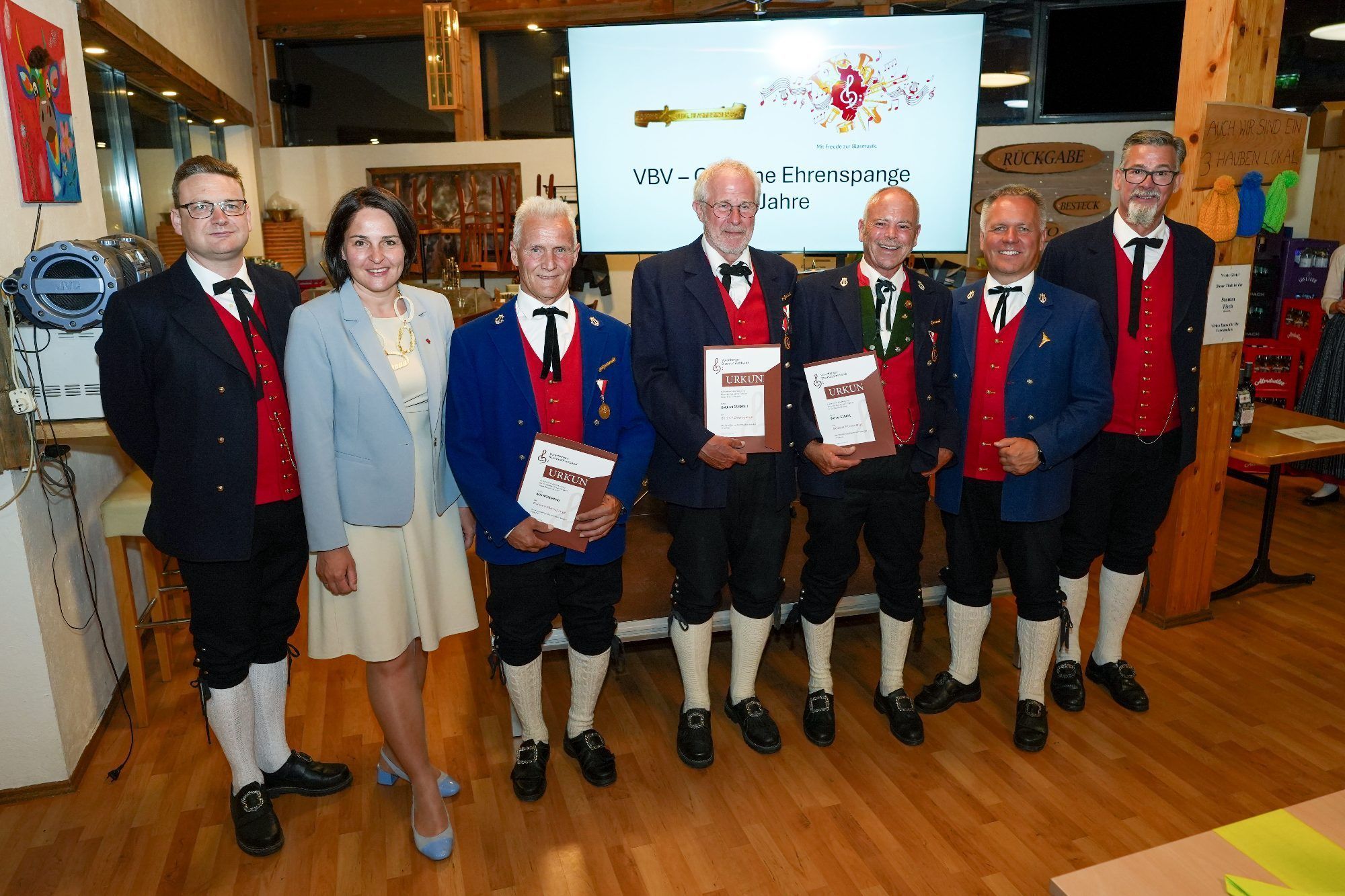 v.l. Bezirkskapellmeister Stefan Ruprecht, LAbg. Monika Vonier, die für 50 Jahre mit der goldenen Spange geehrten Willi Bitschnau, Gotthard Sandrell und Werner Ganahl mit Landesobmann Thomas Rudigier und Bezirksobmann Montafon Thomas Zudrell